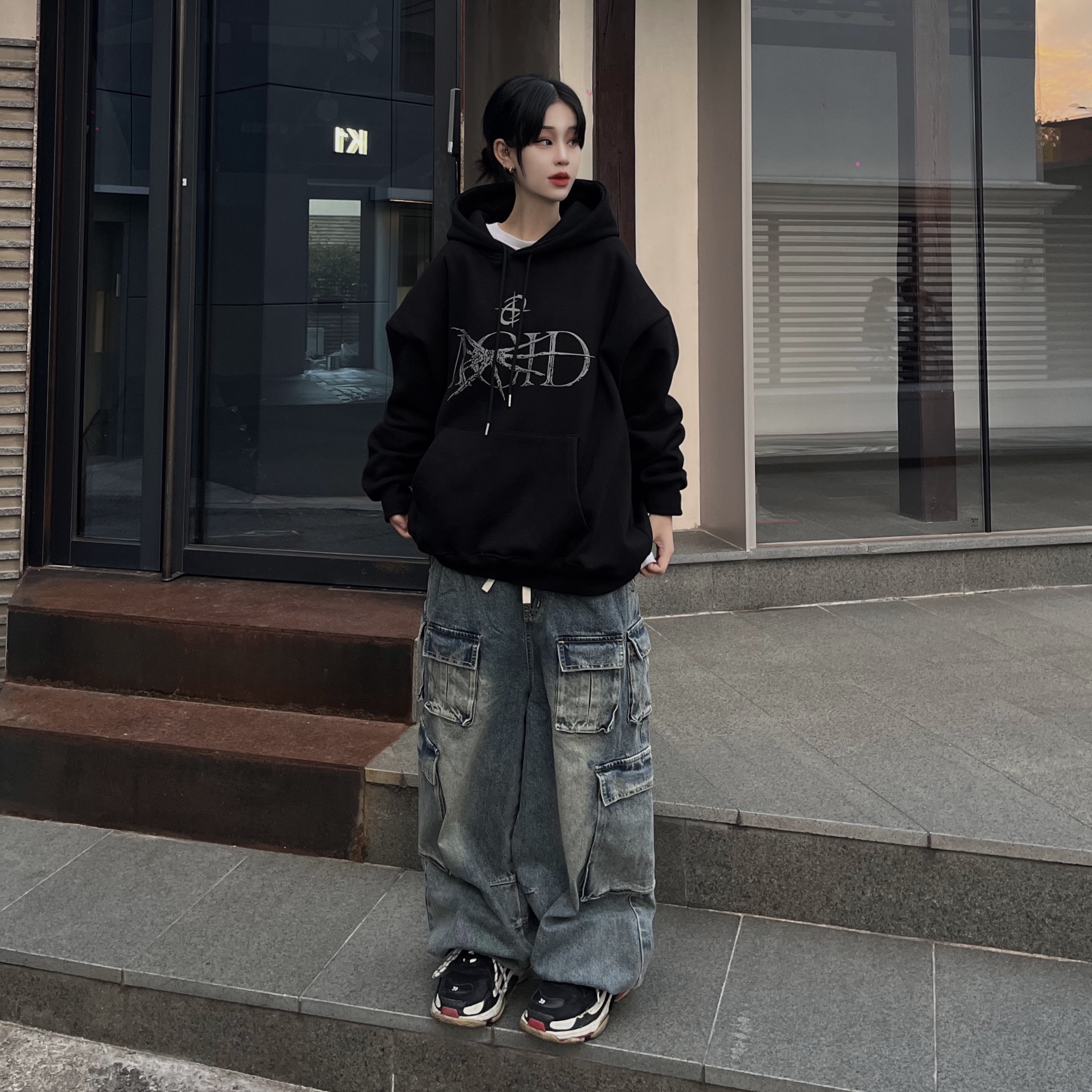 Balenciaga Triple S Sneakers Black 착용 스타일 - 1