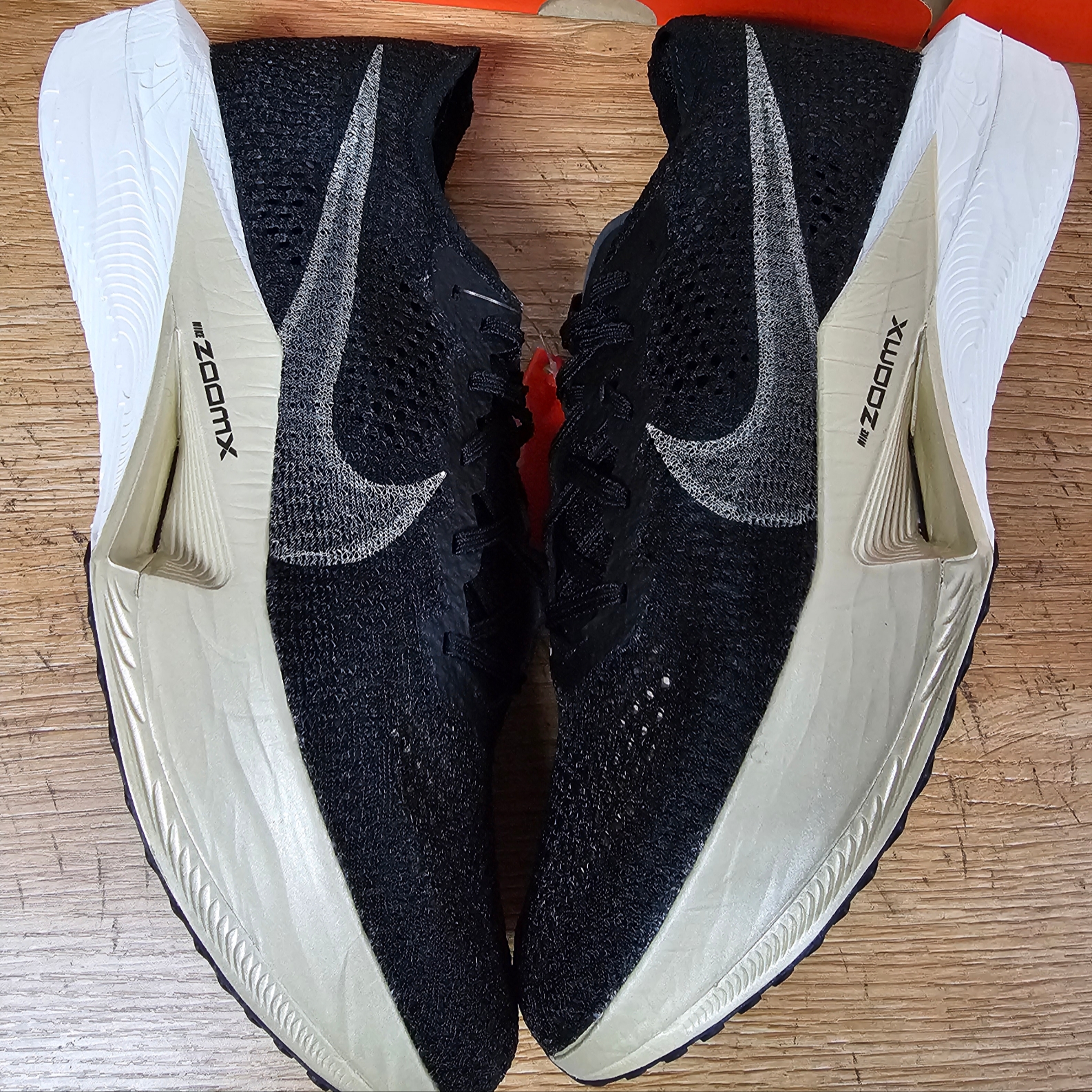 Nike ZoomX Vaporfly Next% 3 Black Metallic Gold Grain 착용 스타일