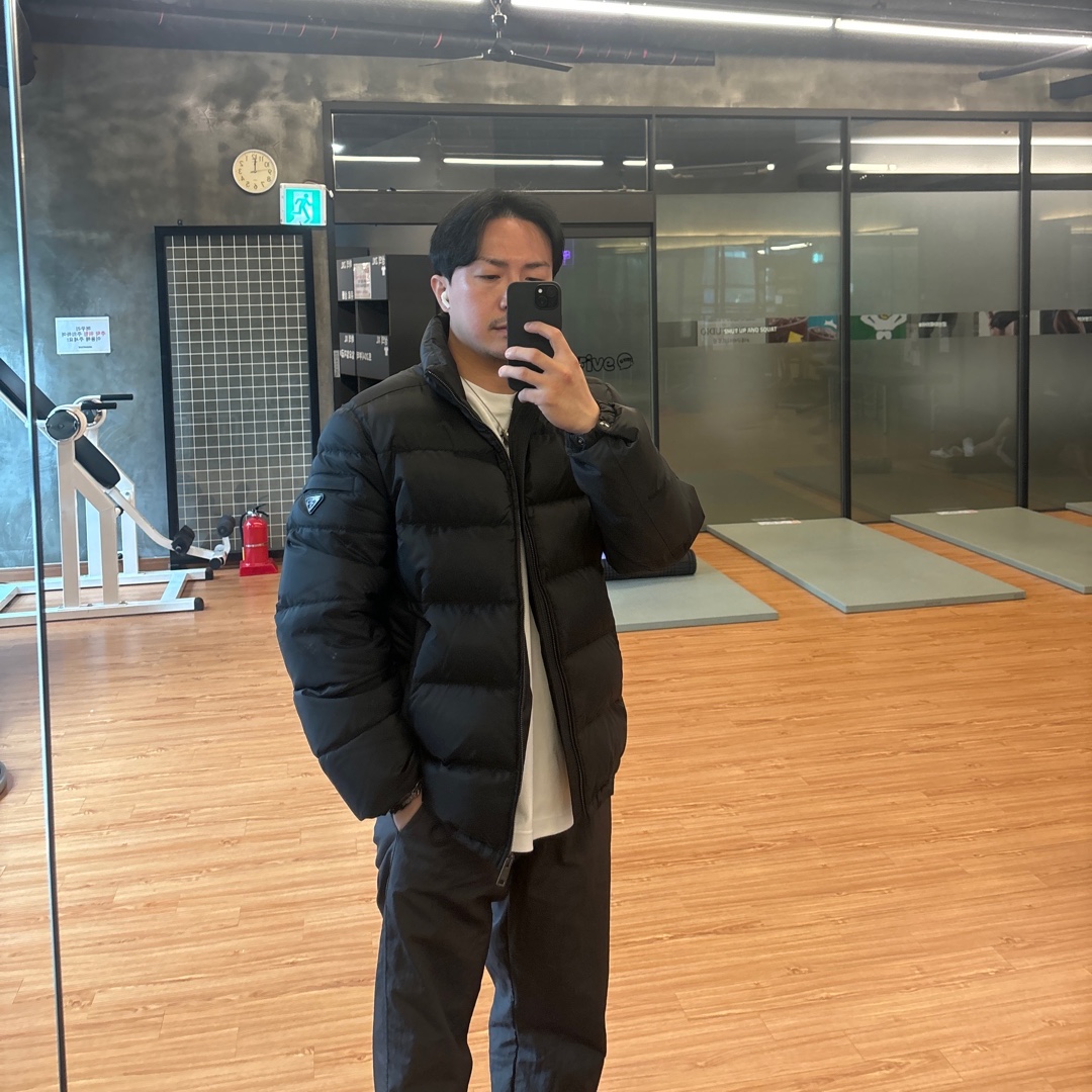 Prada Re-Nylon Short Puffer Jacket Black 착용 스타일