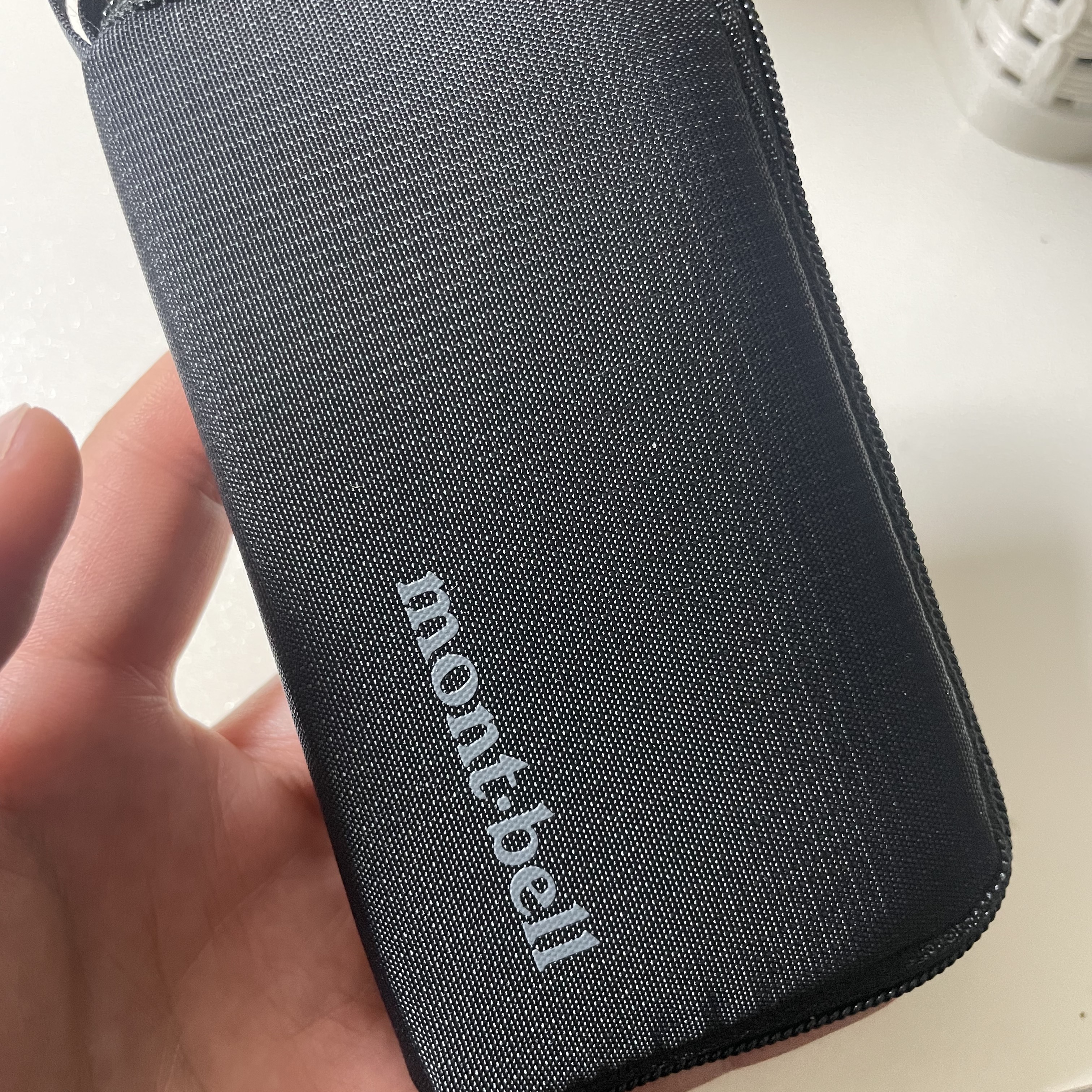 Montbell Mini Zip Wallet Black 착용 스타일