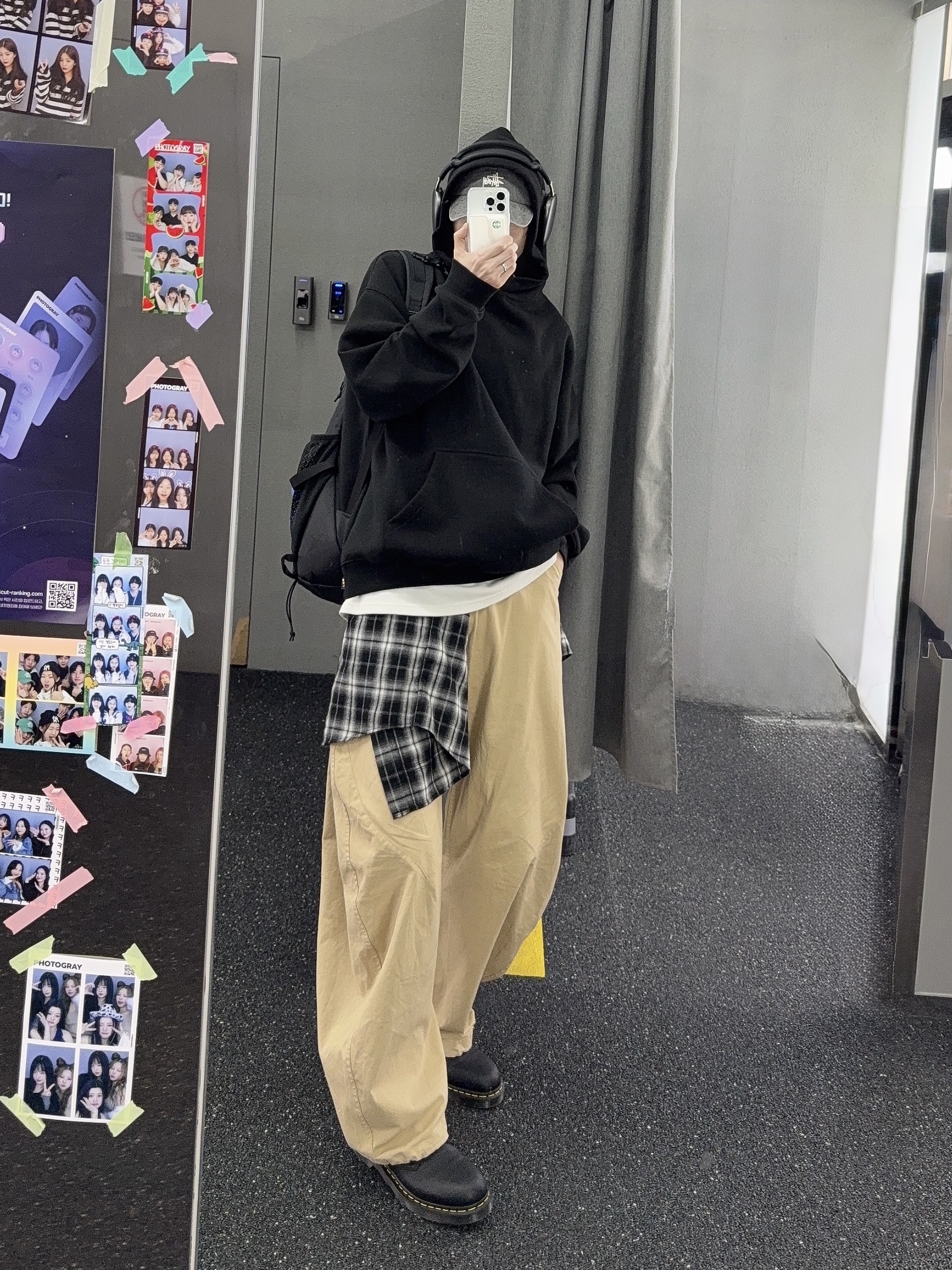 Dr. Martens 1461 Ambassador Black, IAB Studio Hoodie Black 착용 스타일 - 5