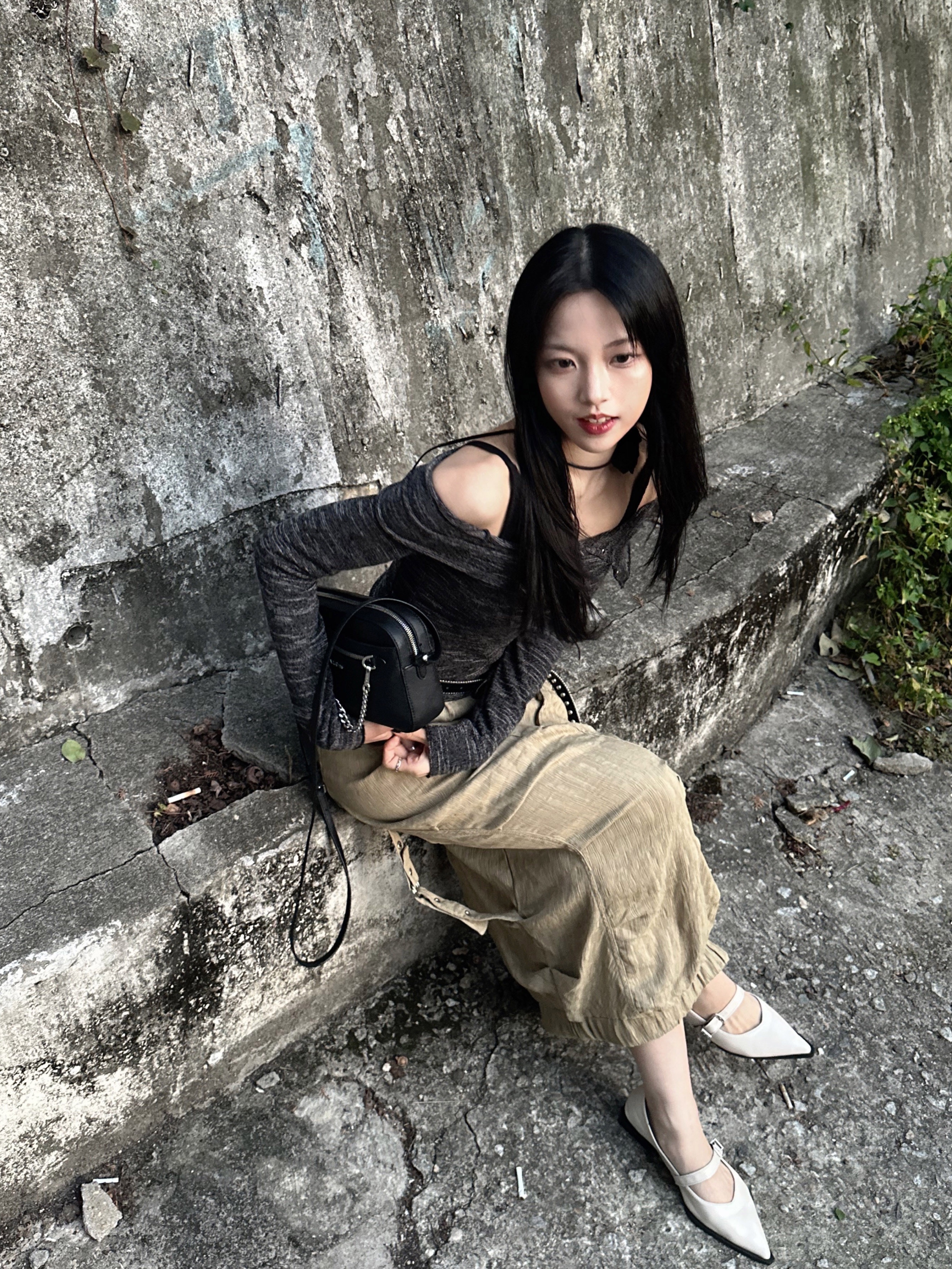 Michael Kors Hudson Logo Crossbody Bag Black, Gucci Trademark Ring With Heart Pendant Silver 착용 스타일 - 4