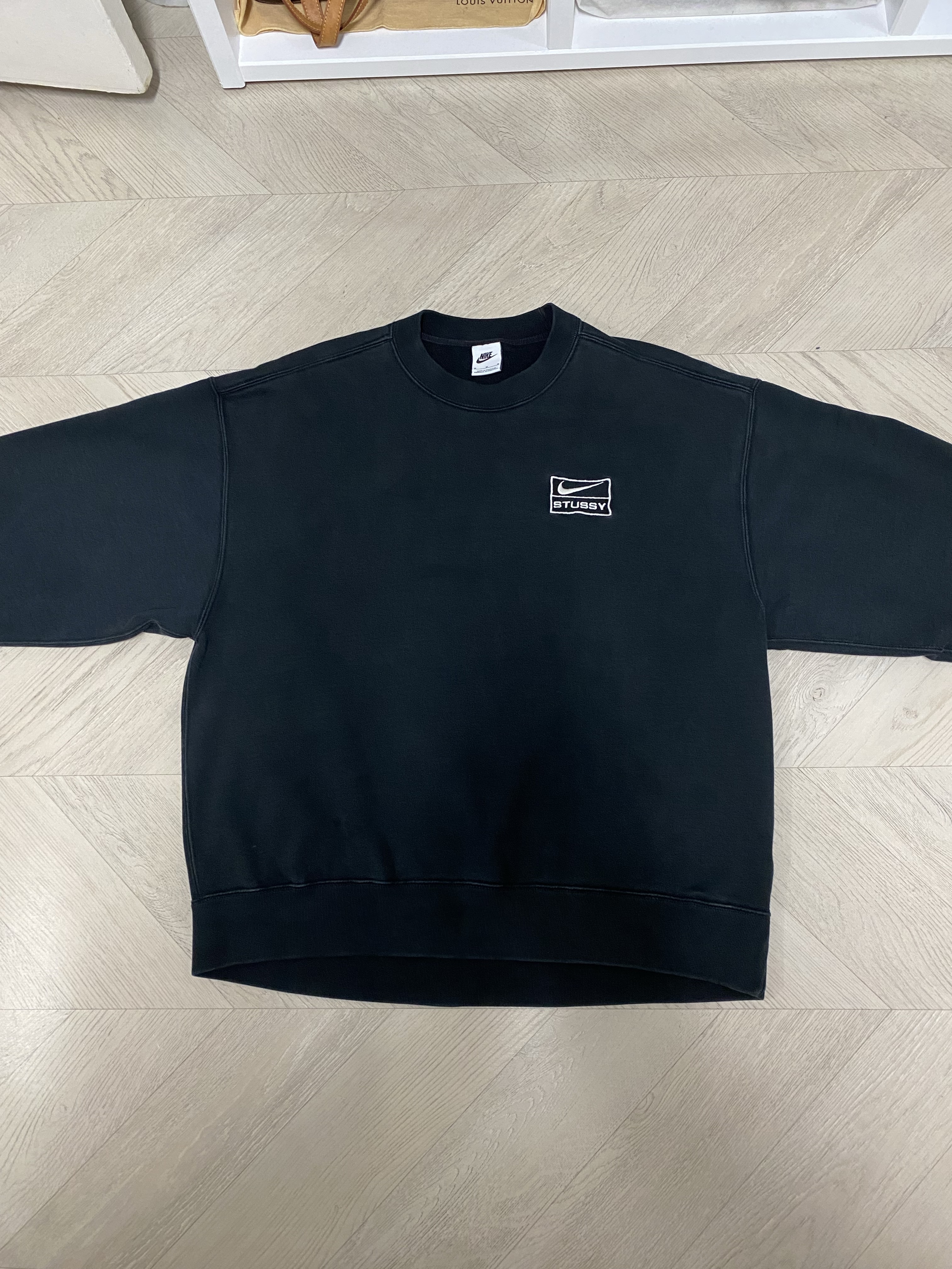 Nike x Stussy NRG Washed Fleece Crewneck Black (DO5310-010) 착용 스타일 - 1