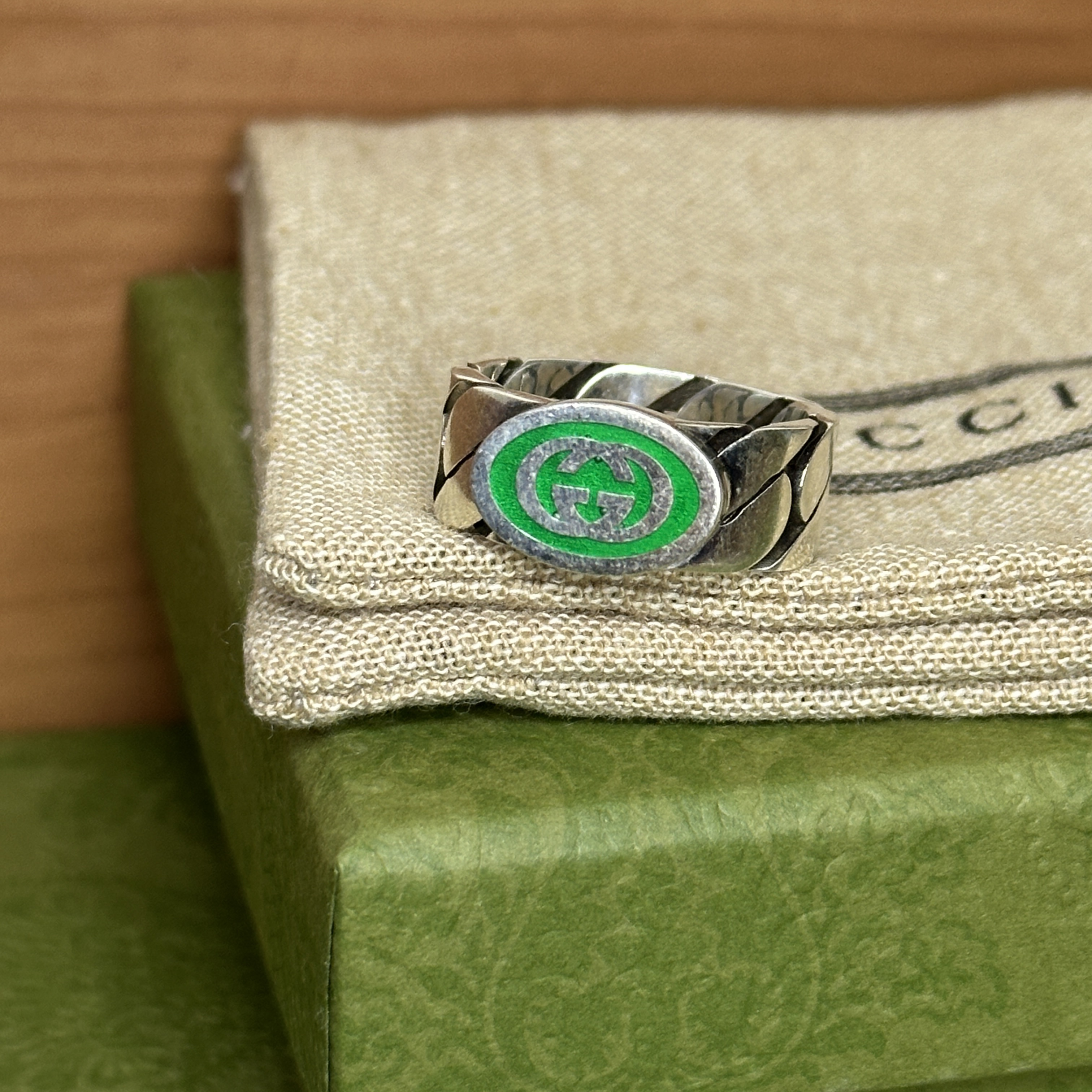 Gucci Interlocking G Enamel Ring Silver Green Enamel 착용 스타일 - 2