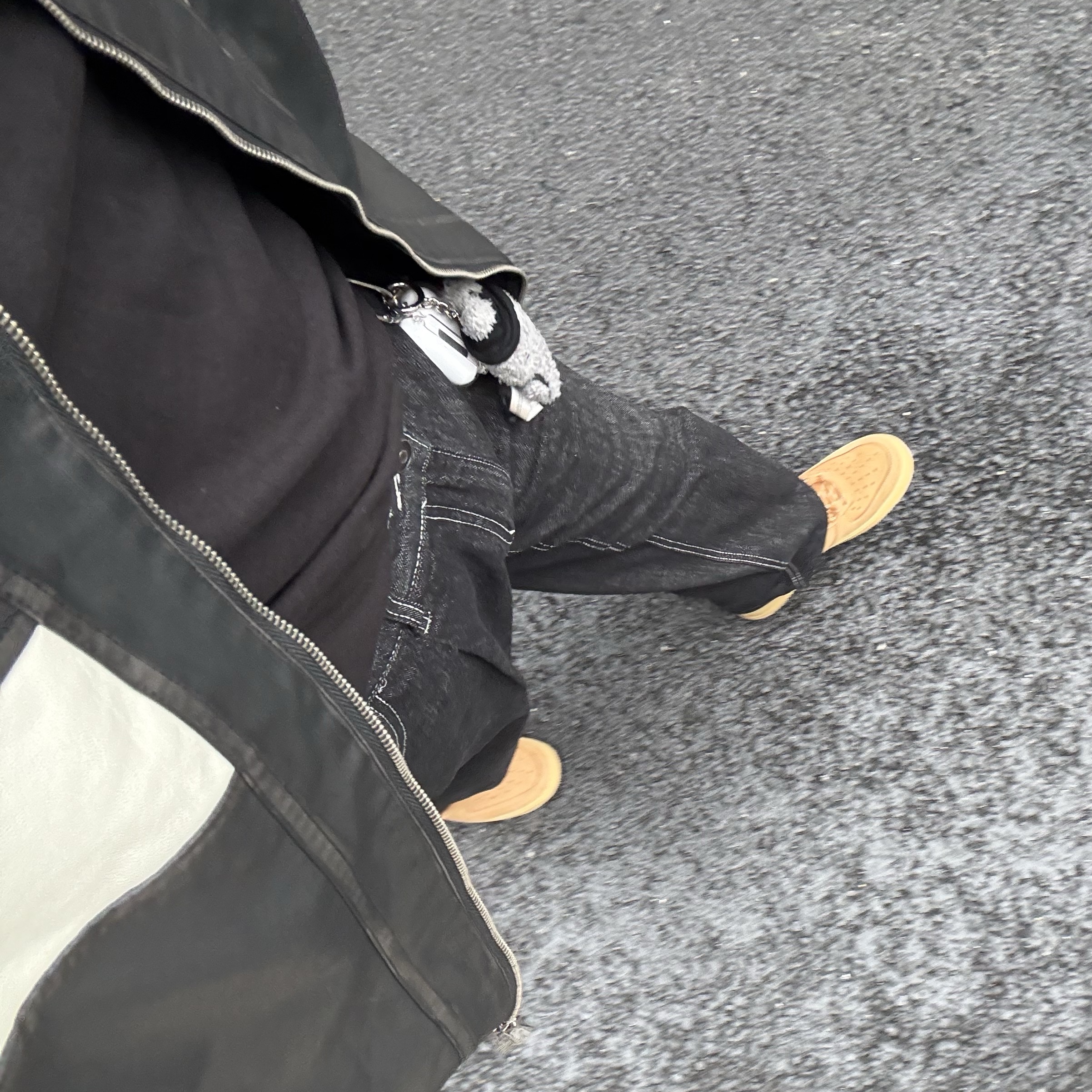 Nike Air Force 1 '07 WB Flax, NewJeans Bunini Mini Costume Keyring Gray 착용 스타일