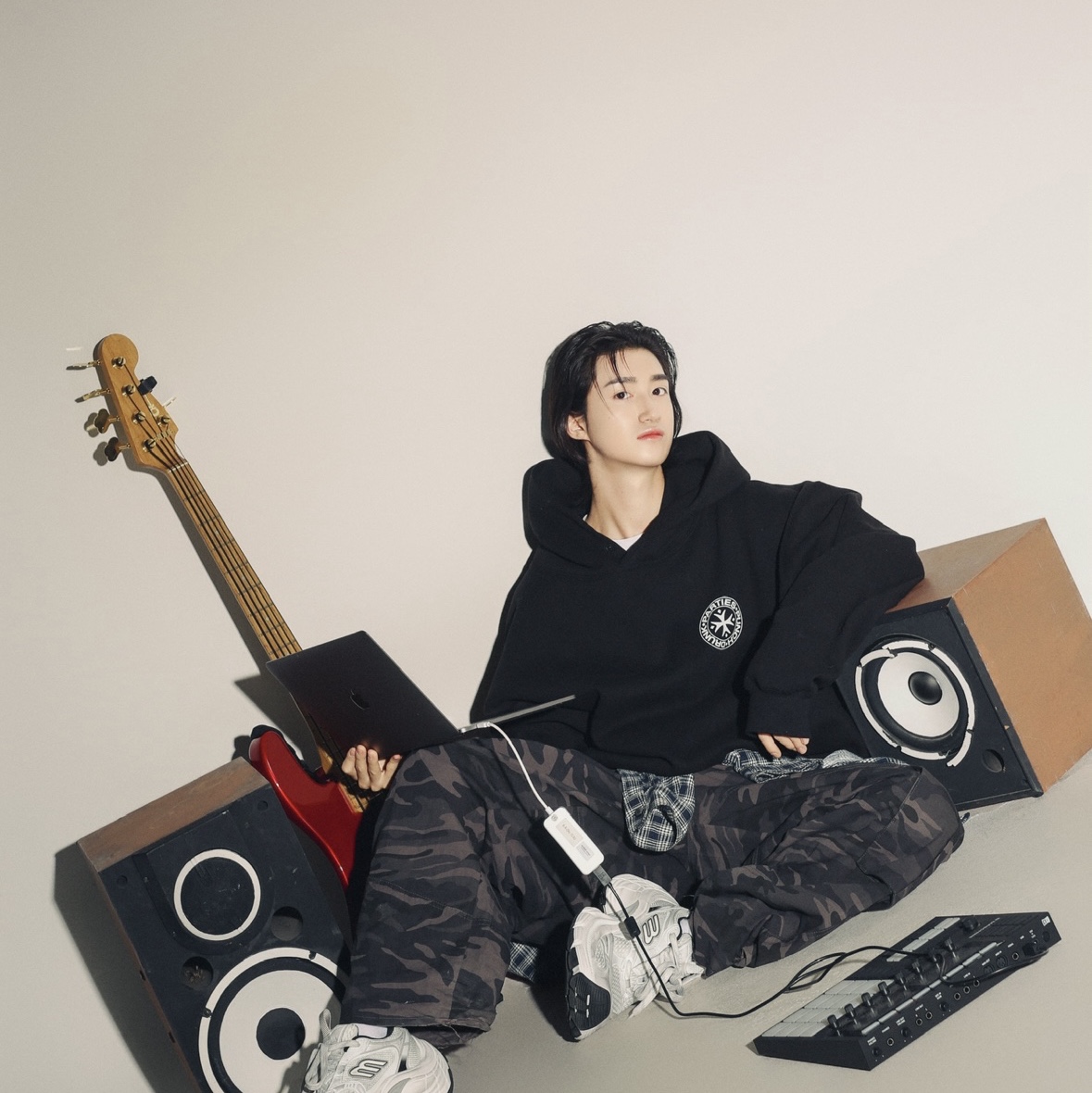Punch Drunk Parties Circle Logo Oversized Hoodie Black, Undermycar Mu.53 Anti Fxxking Logo Play Big Cargo Rip-Camo Pants Camo Gray 착용 스타일
