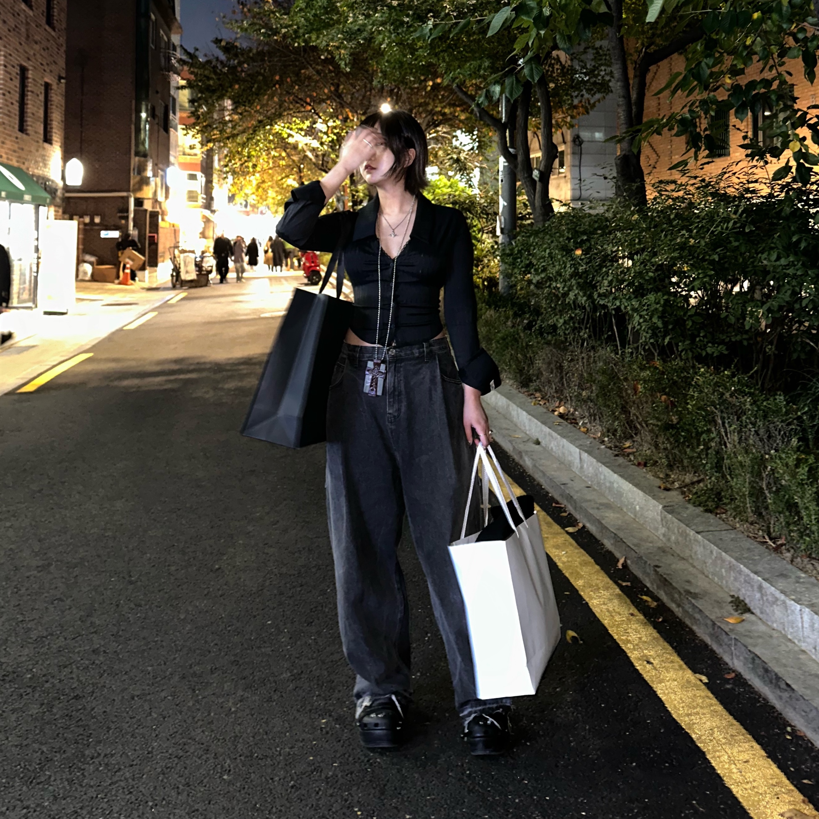 Crocs x Feng Chen Wang Siren Clog Black, Vivienne Westwood Mayfair Bas Relief Pendant Silver 착용 스타일 - 1