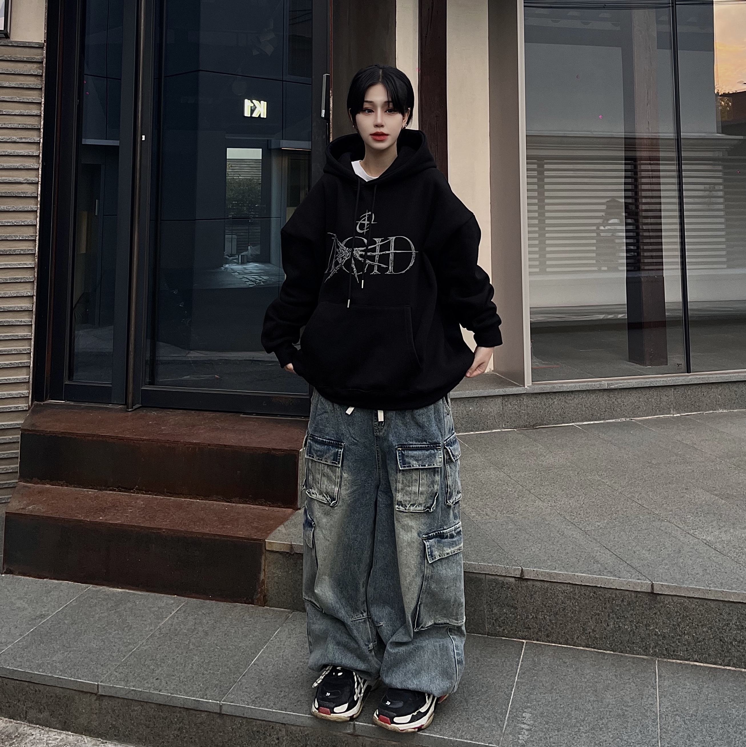 Balenciaga Triple S Sneakers Black 착용 스타일 - 2