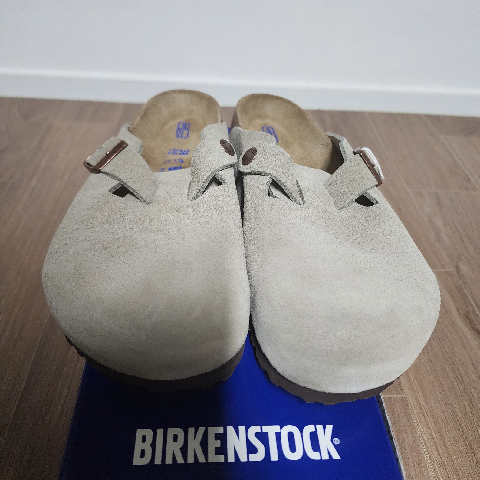 Birkenstock Boston Soft Footbed Taupe - Regular 착용 스타일 - 1