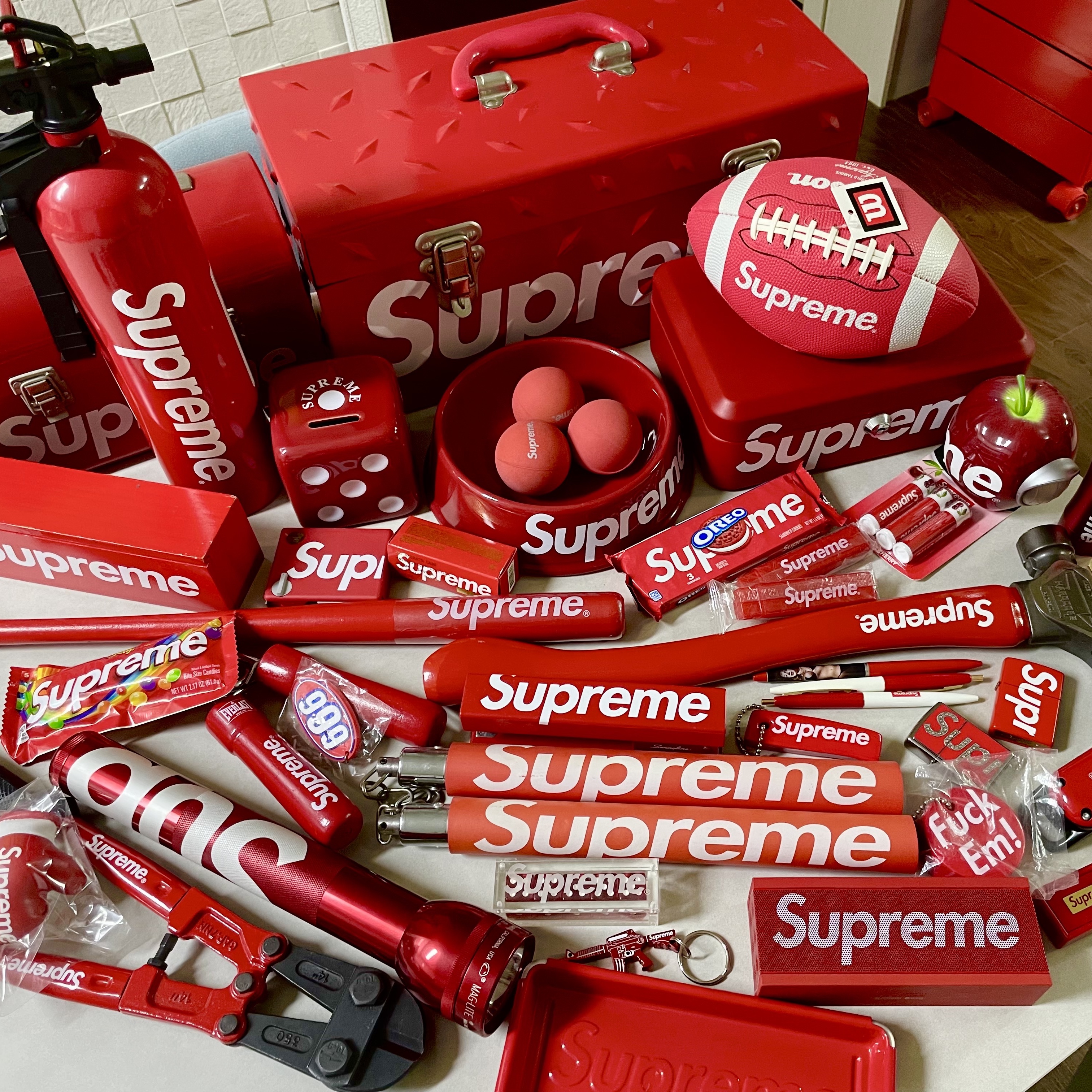 Supreme Diamond Plate Tool Box Red - 18FW, Supreme Lock Box Red - 17FW 착용 스타일