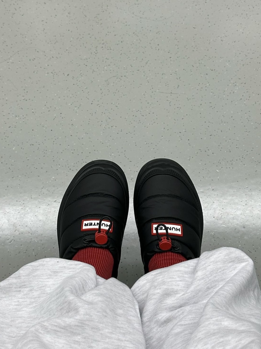 (W) Hunter In Out Insulated Slipper Black 착용 스타일