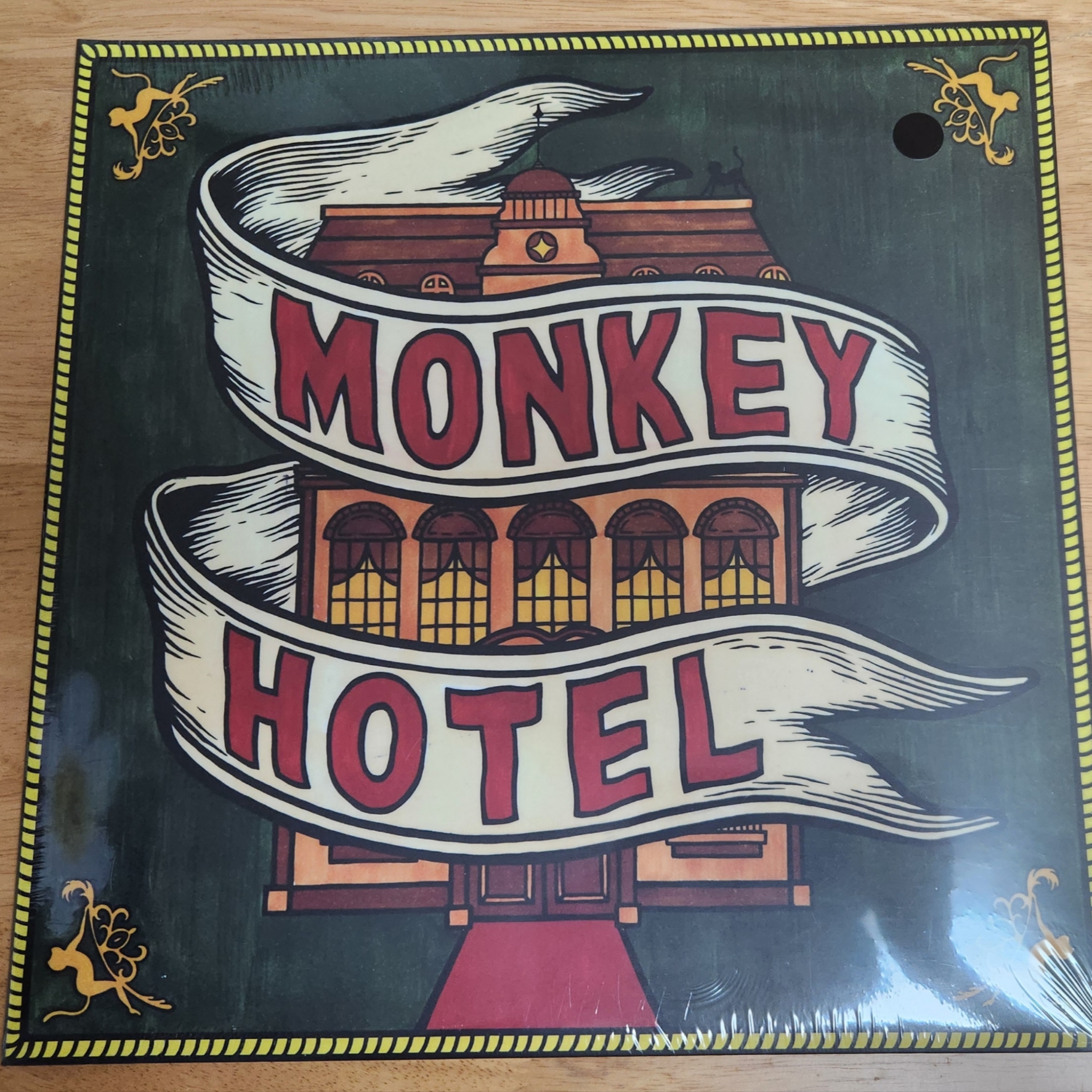 Jannabi Monkey Hotel LP Black 착용 스타일