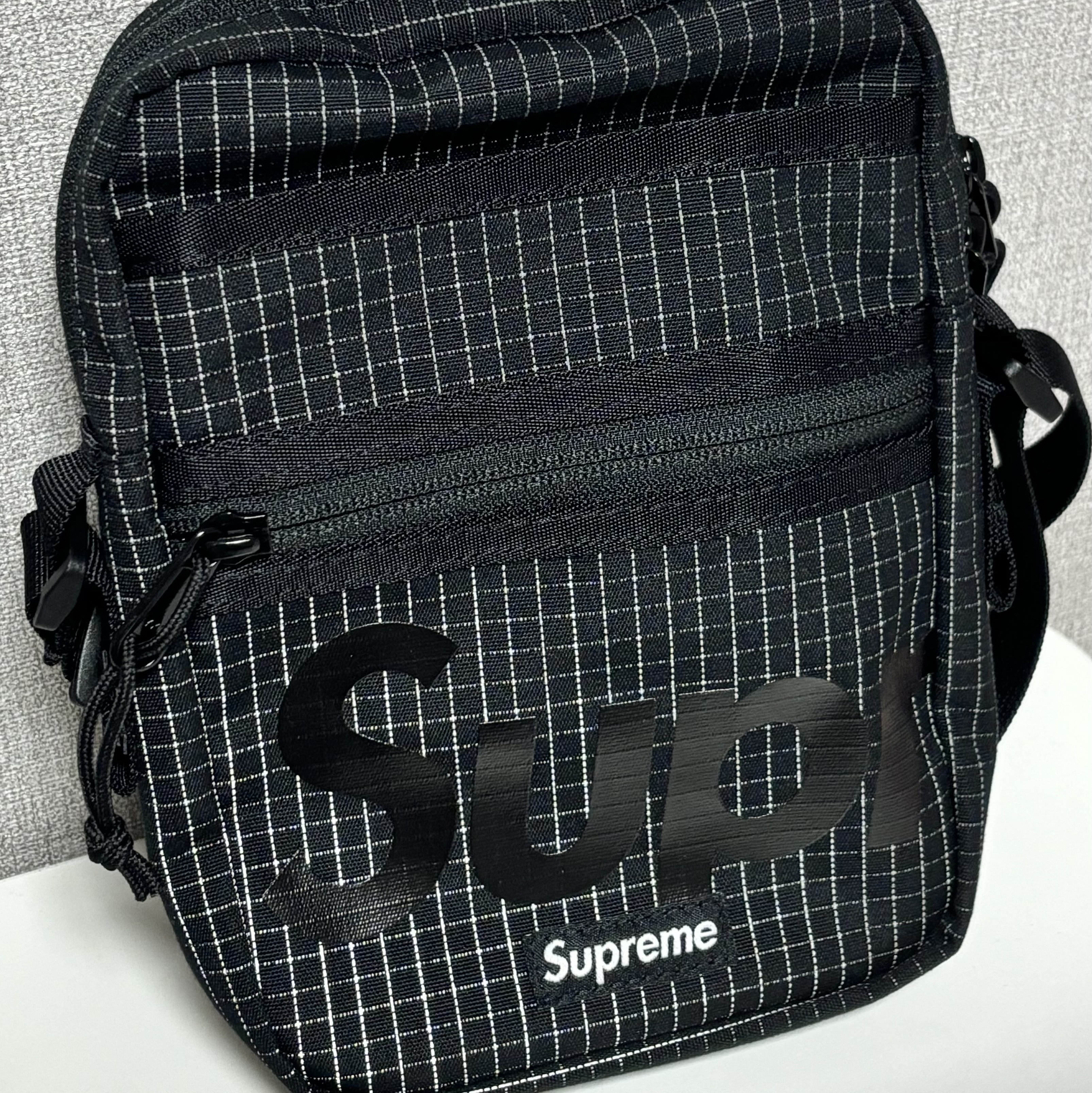 Supreme Shoulder Bag Black - 24SS 착용 스타일