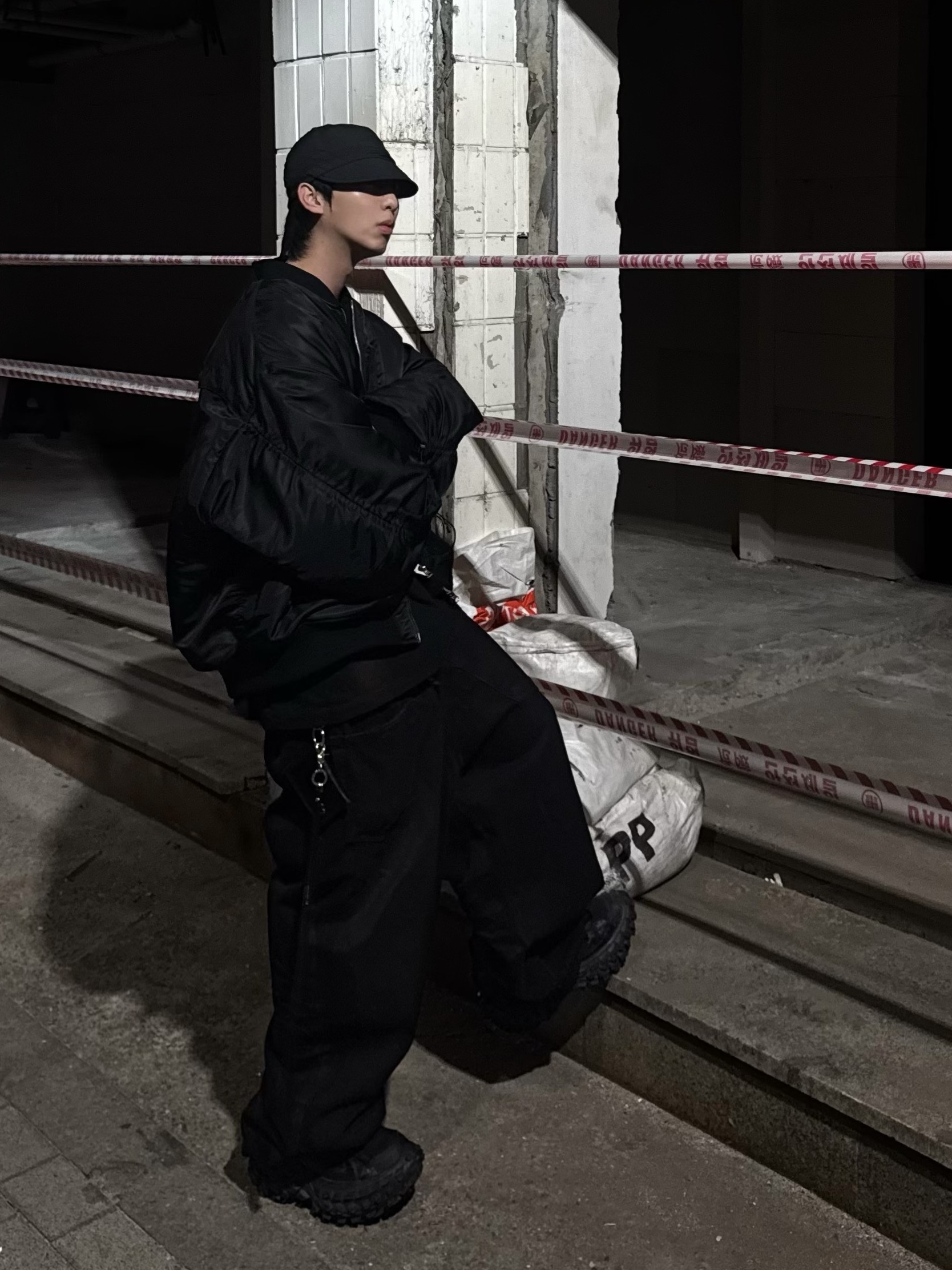 Project G/R Backward Denim Pants Black, Balenciaga Defender Sneakers Black 착용 스타일 - 5