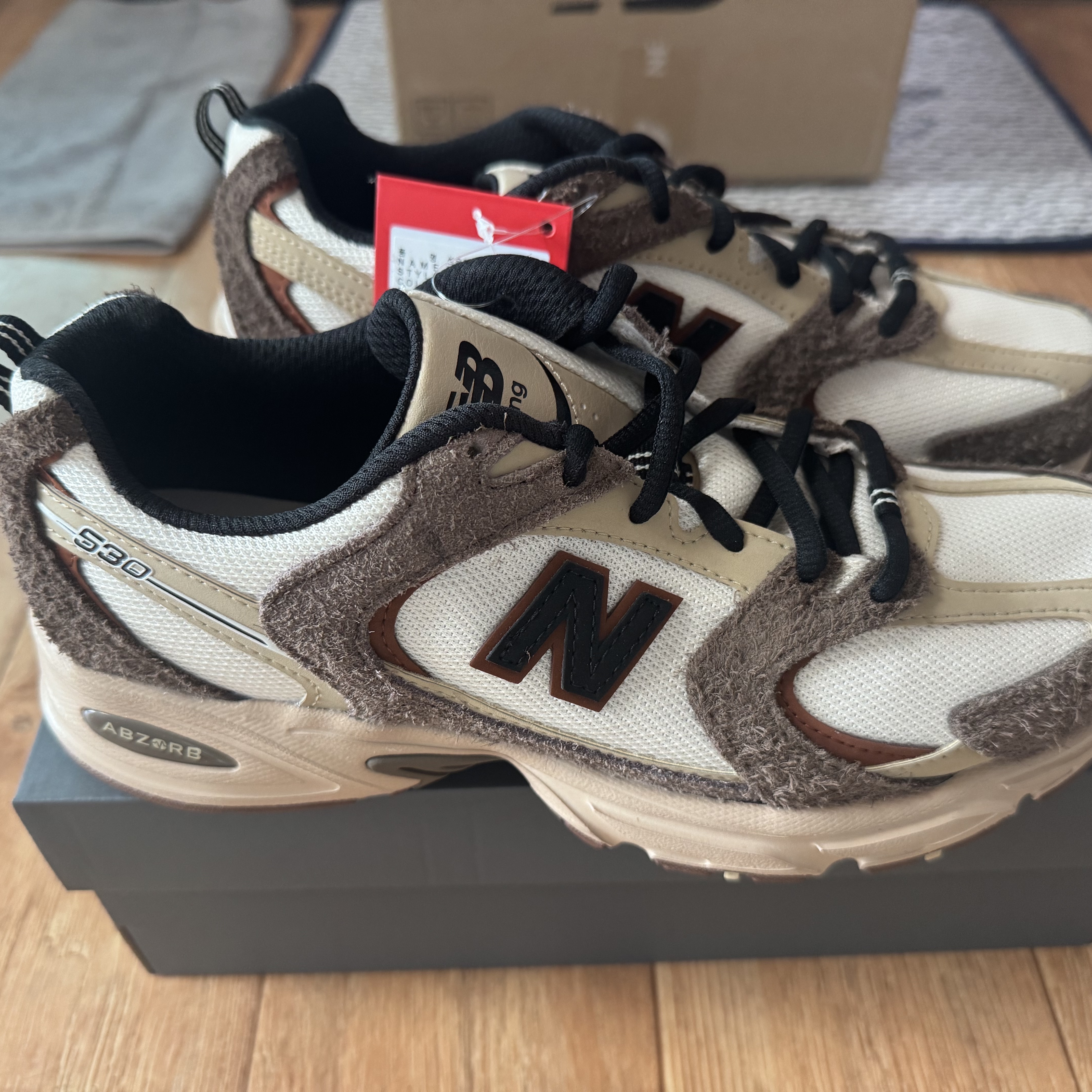 New Balance 530 Dark Mushroom Incense 착용 스타일 - 2