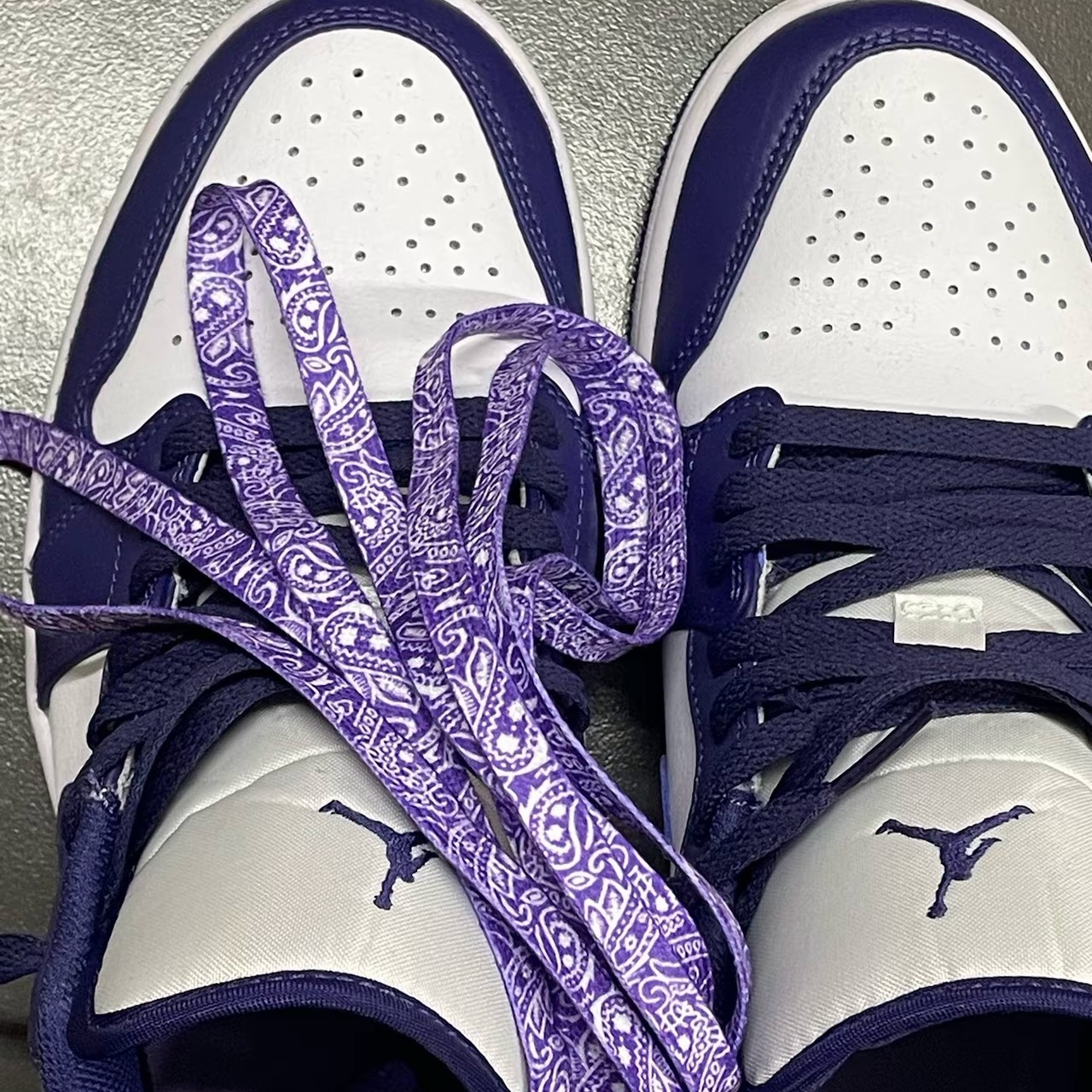 Jordan 1 Low Sky J Purple White 착용 스타일 - 3