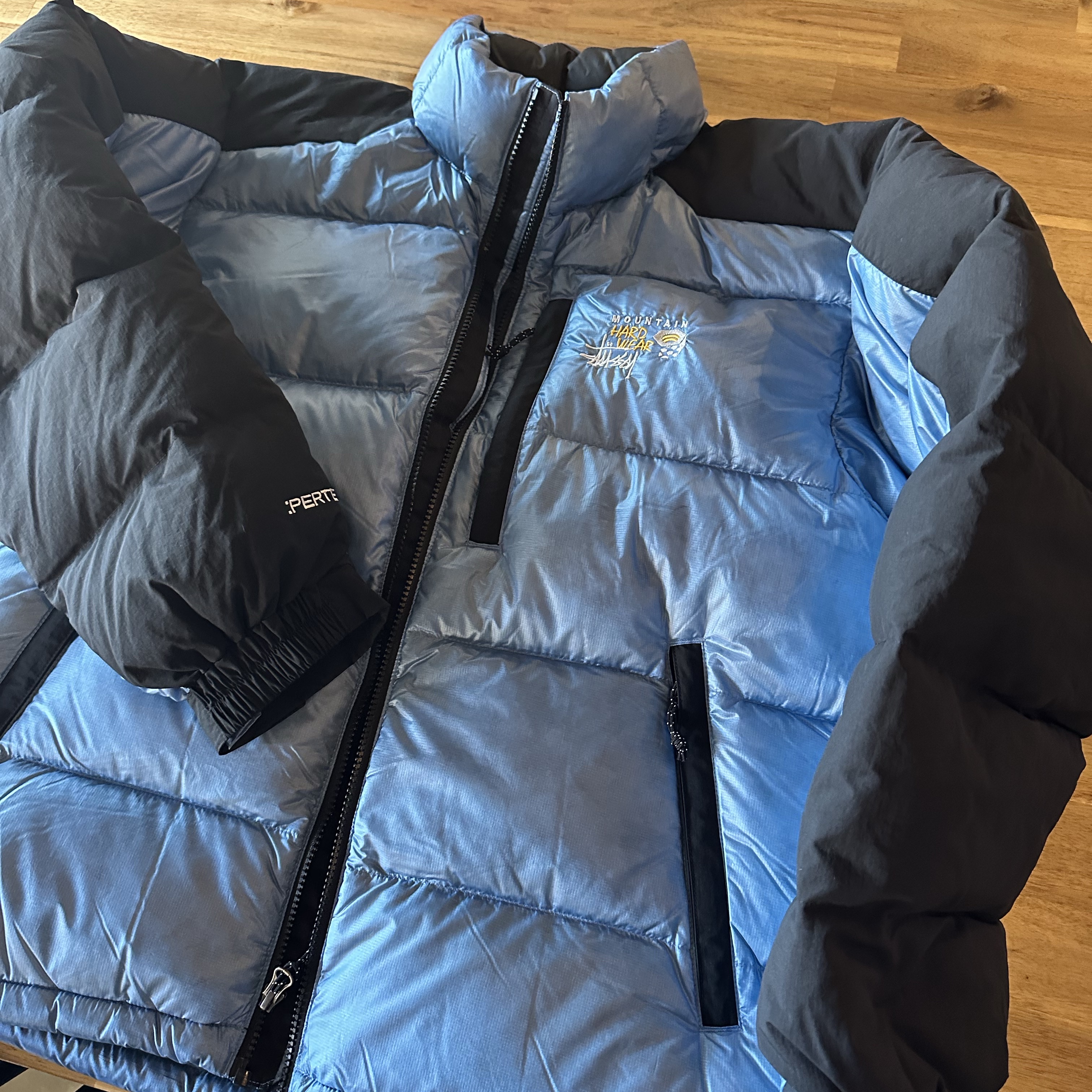 Stussy x Mountain Hardwear Subzero Down Jacket Nitric Blue Black 착용 스타일 - 2