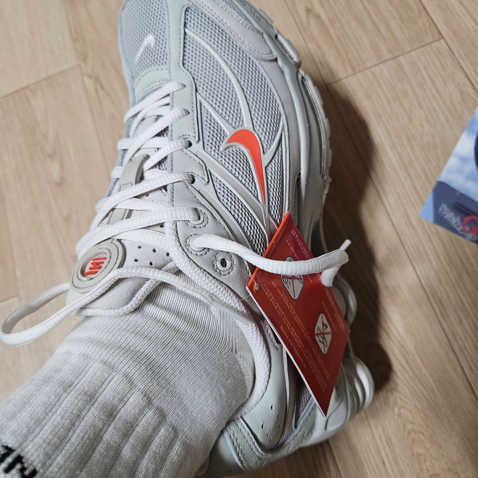 Nike Shox Ride 2 Light Bone and Turf Orange 착용 스타일 - 1