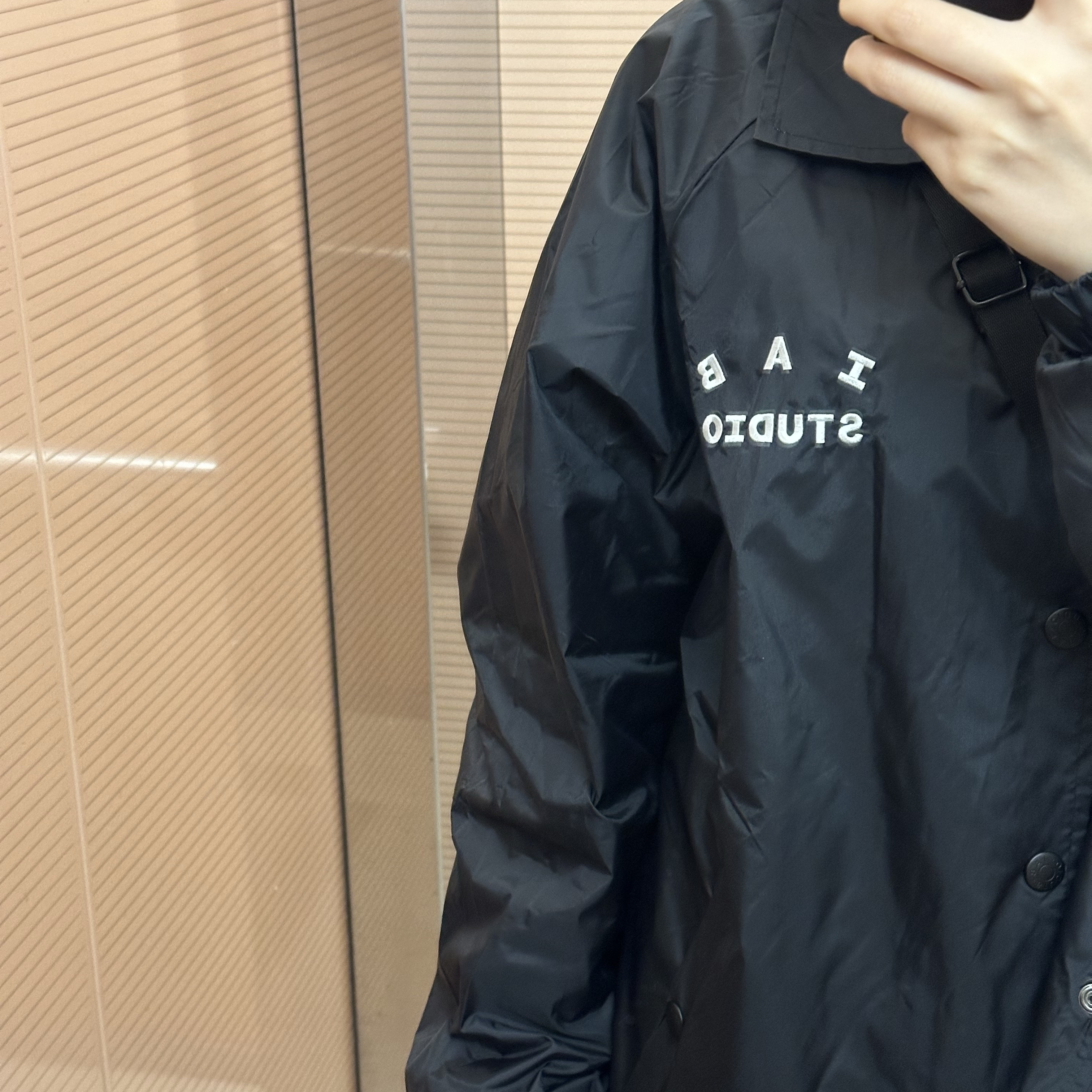 IAB Studio Coach Jacket Black 착용 스타일 - 2