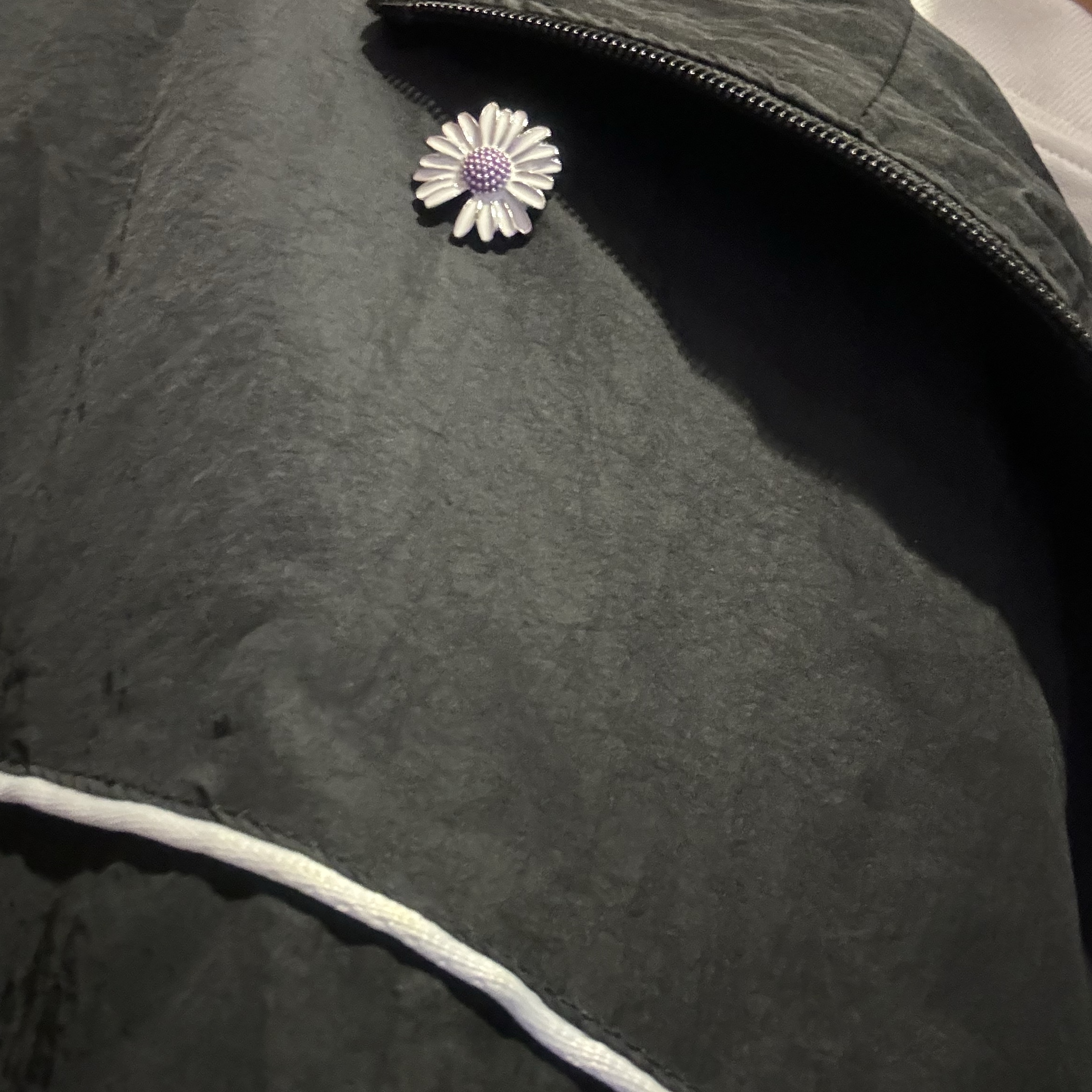 Peaceminusone x Joopiter Daisy Pin Set White 착용 스타일