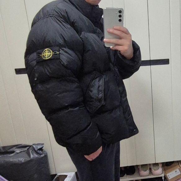 Stone Island 40123 Garment Dyed Crinkle Reps R-NY Down Jacket Black - 24FW 착용 스타일
