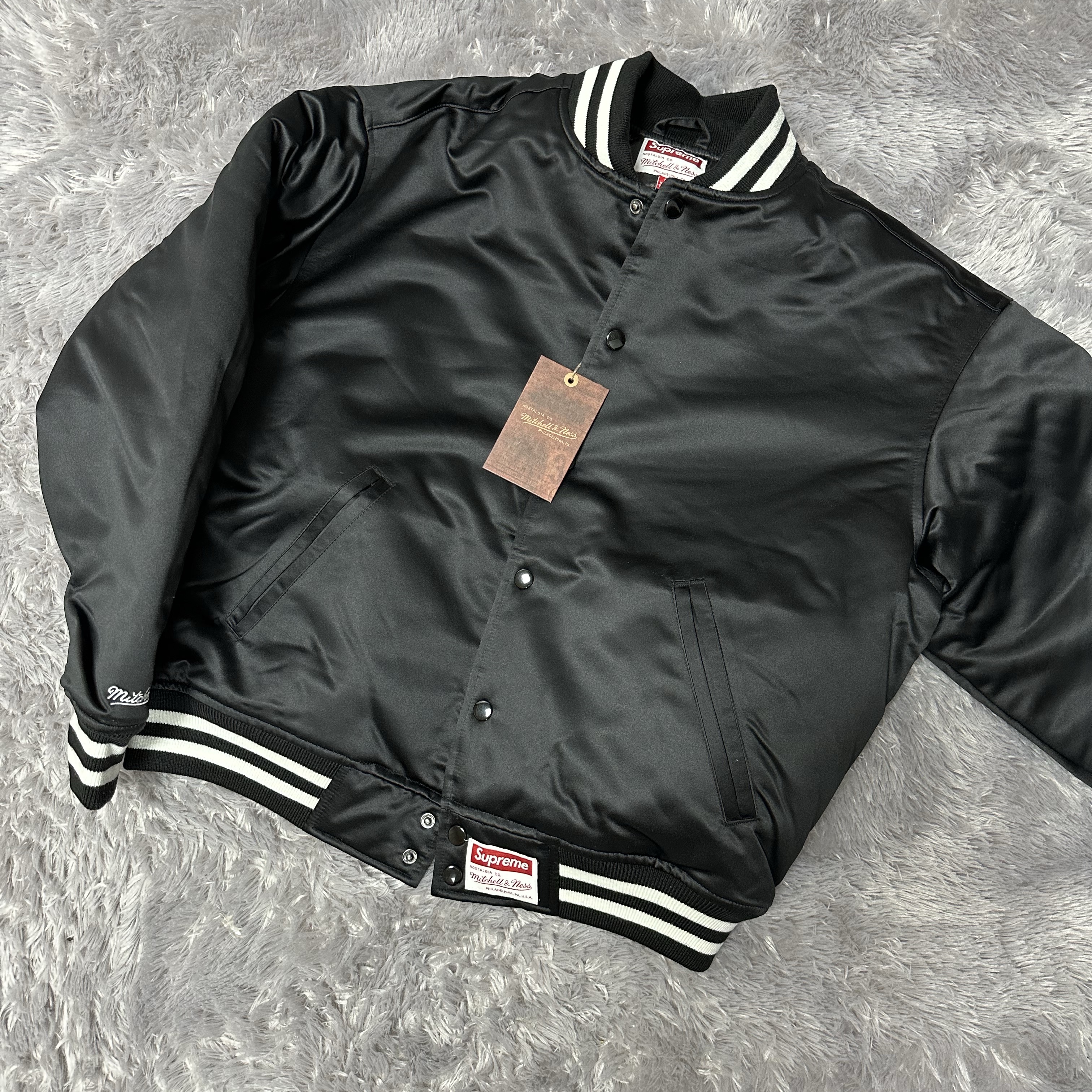 Supreme Mitchell & Ness Satin Varsity Jacket Black - 24FW 착용 스타일 - 2