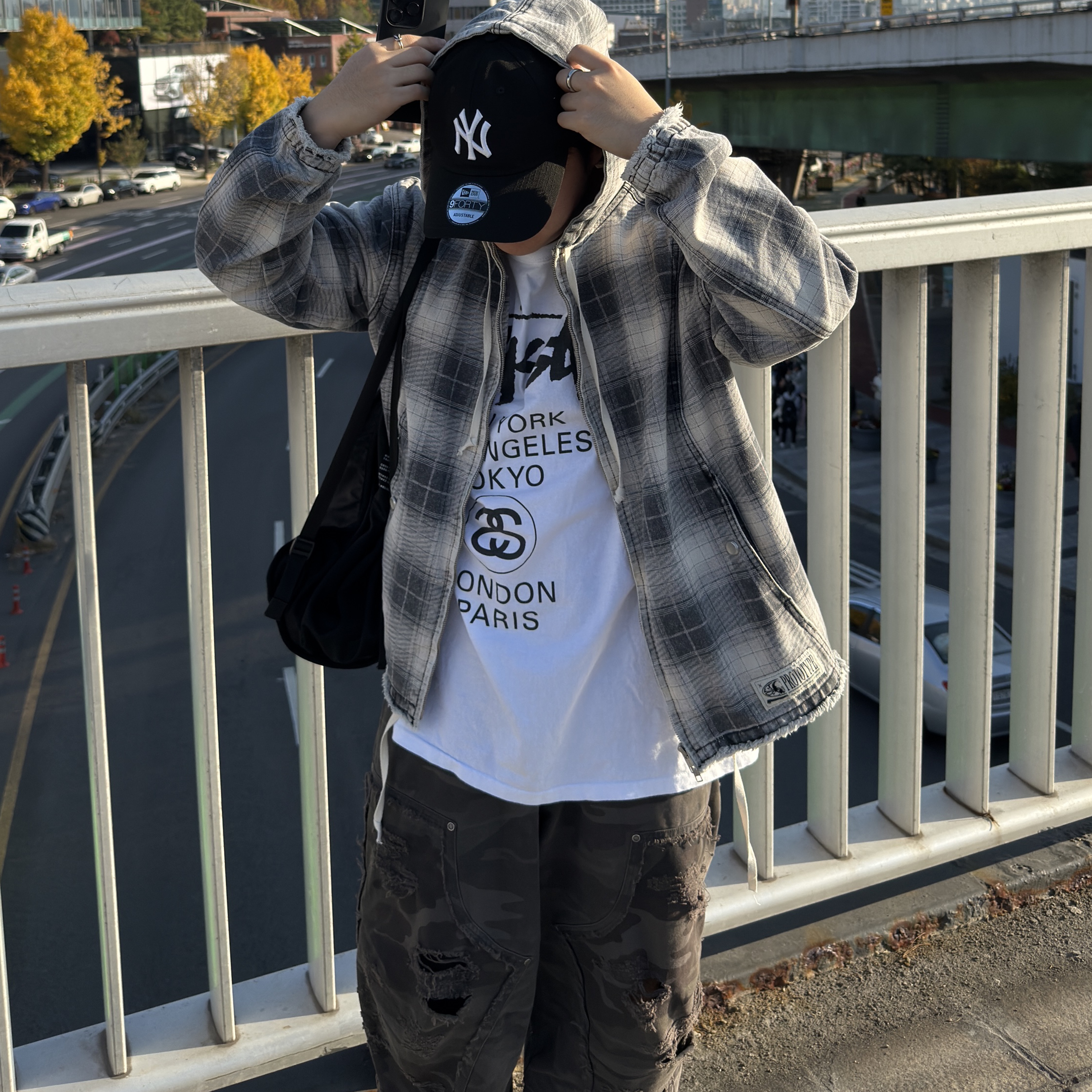 Stussy World Tour T-Shirt White 2023, ETCE Double Knee Destroyed Pants Black Camo 착용 스타일