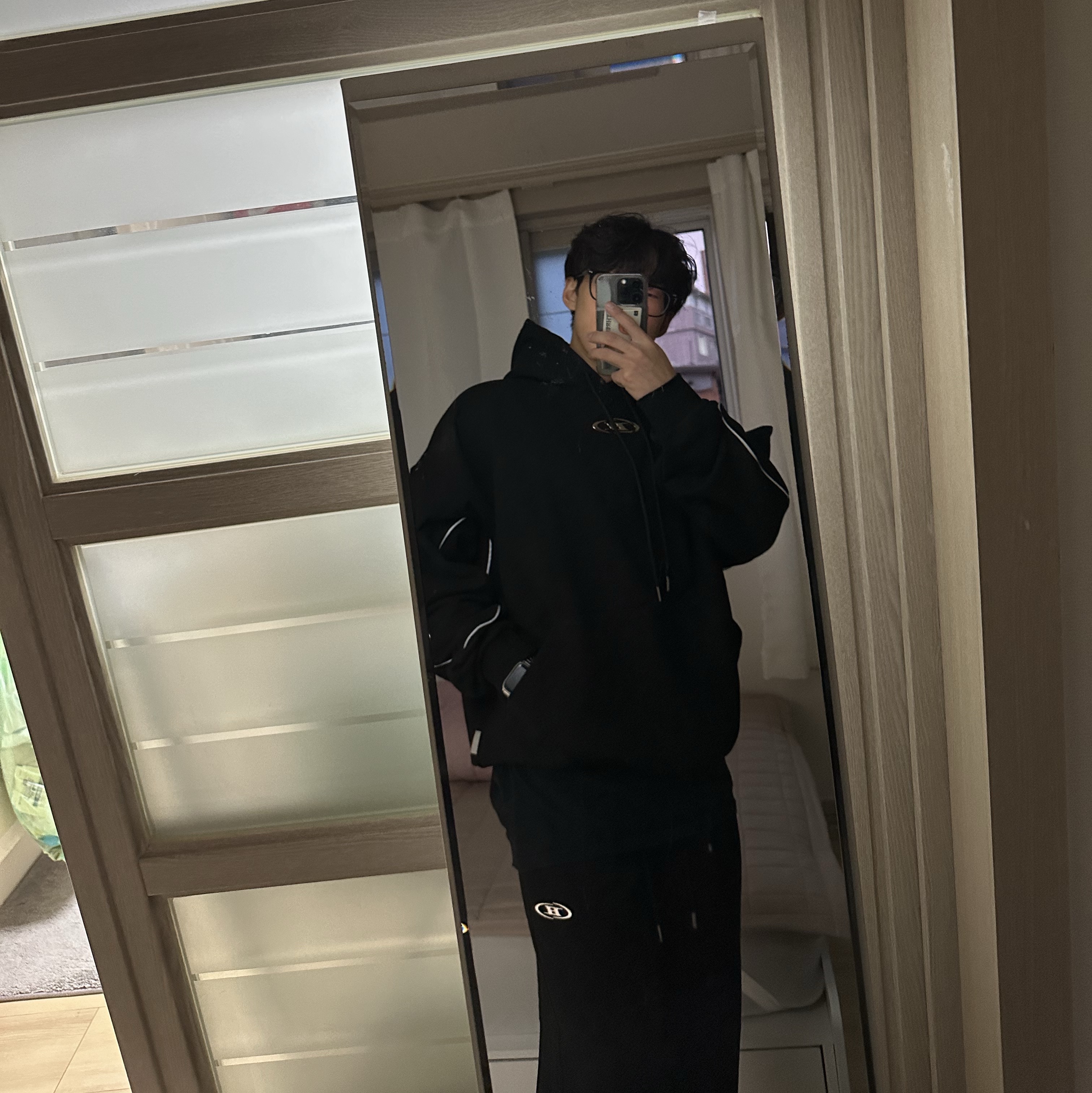 BORN TO WIN Chrome B Jogger Pants Black, BORN TO WIN Big Chrome Reflective Line Hoodie Black 착용 스타일