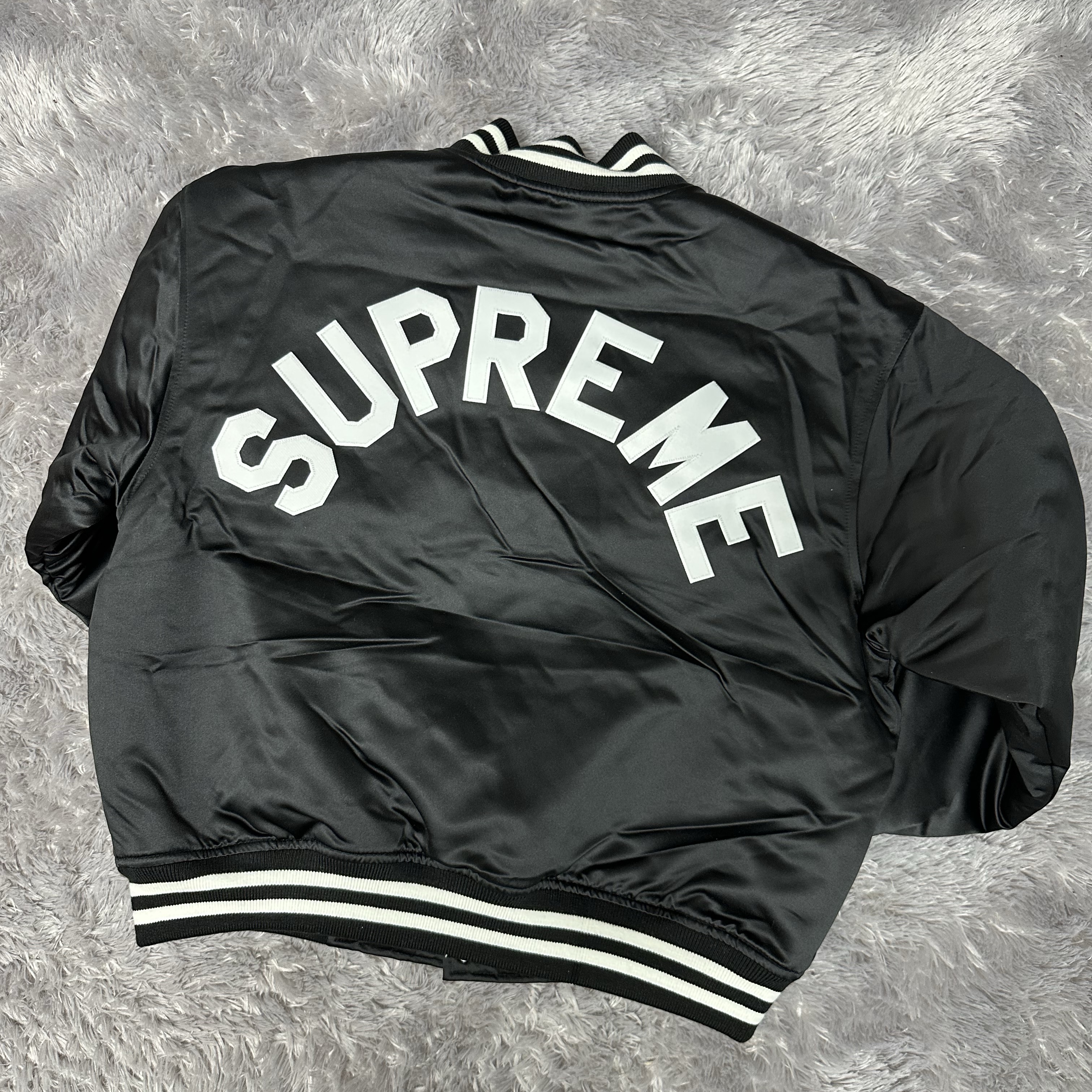 Supreme Mitchell & Ness Satin Varsity Jacket Black - 24FW 착용 스타일 - 1