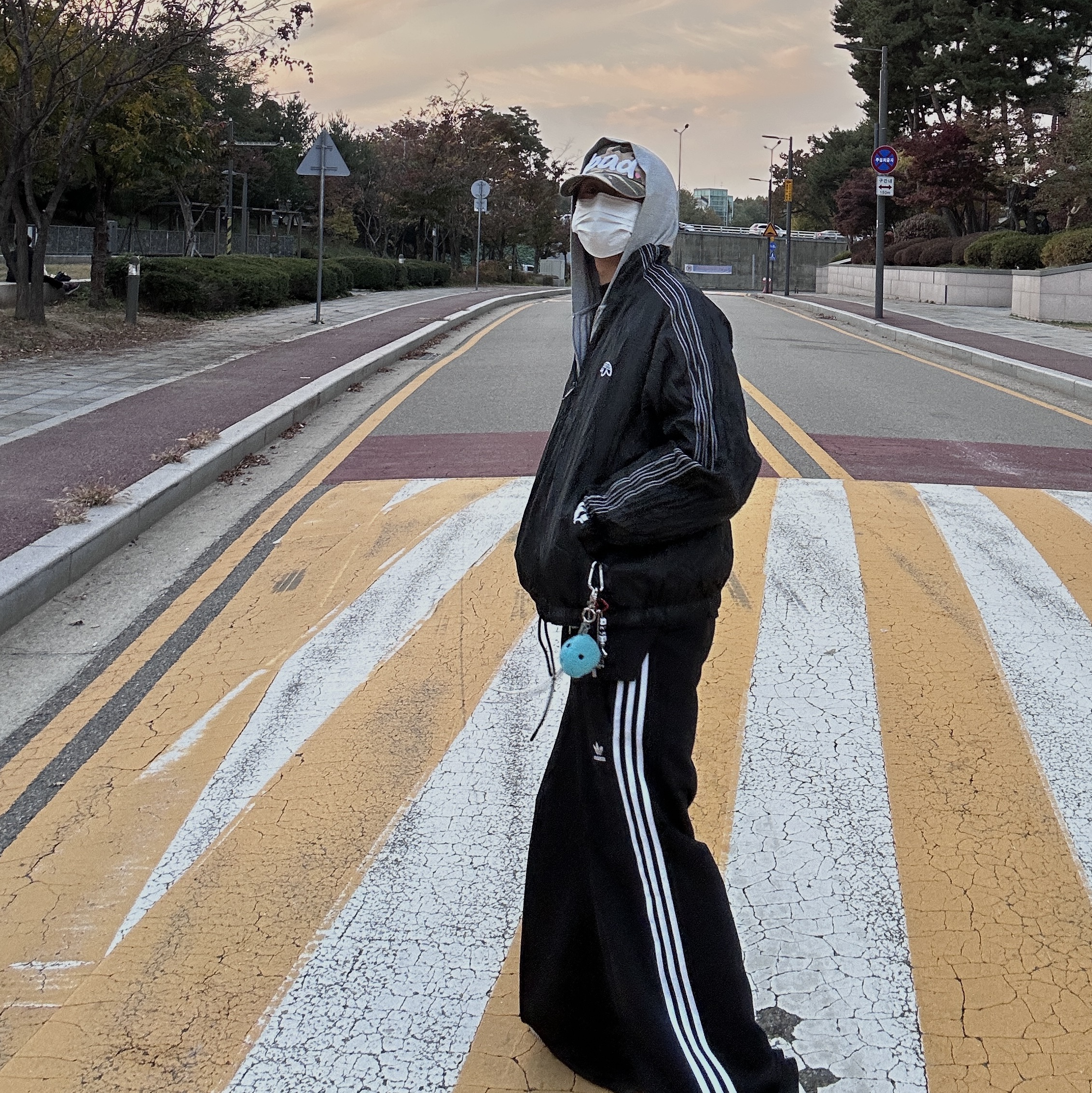 (W) Adidas Primeblue Relaxed Wide Leg Pants Black - US Sizing, (W) Adidas Primeblue Relaxed Wide Leg Pants Black - KR Sizing 착용 스타일 - 2