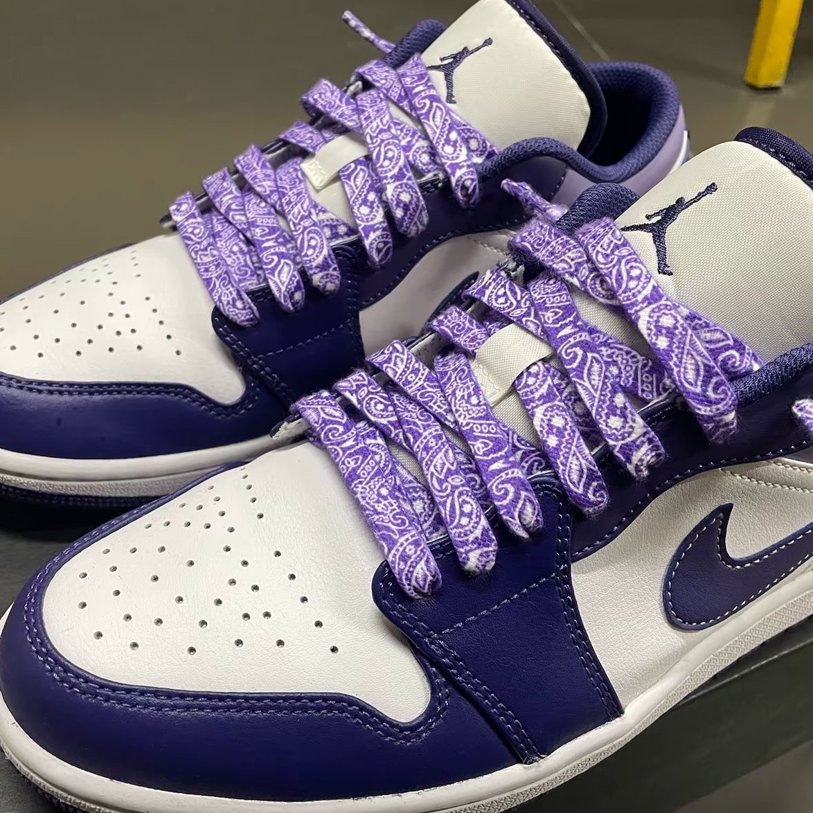 Jordan 1 Low Sky J Purple White 착용 스타일 - 1