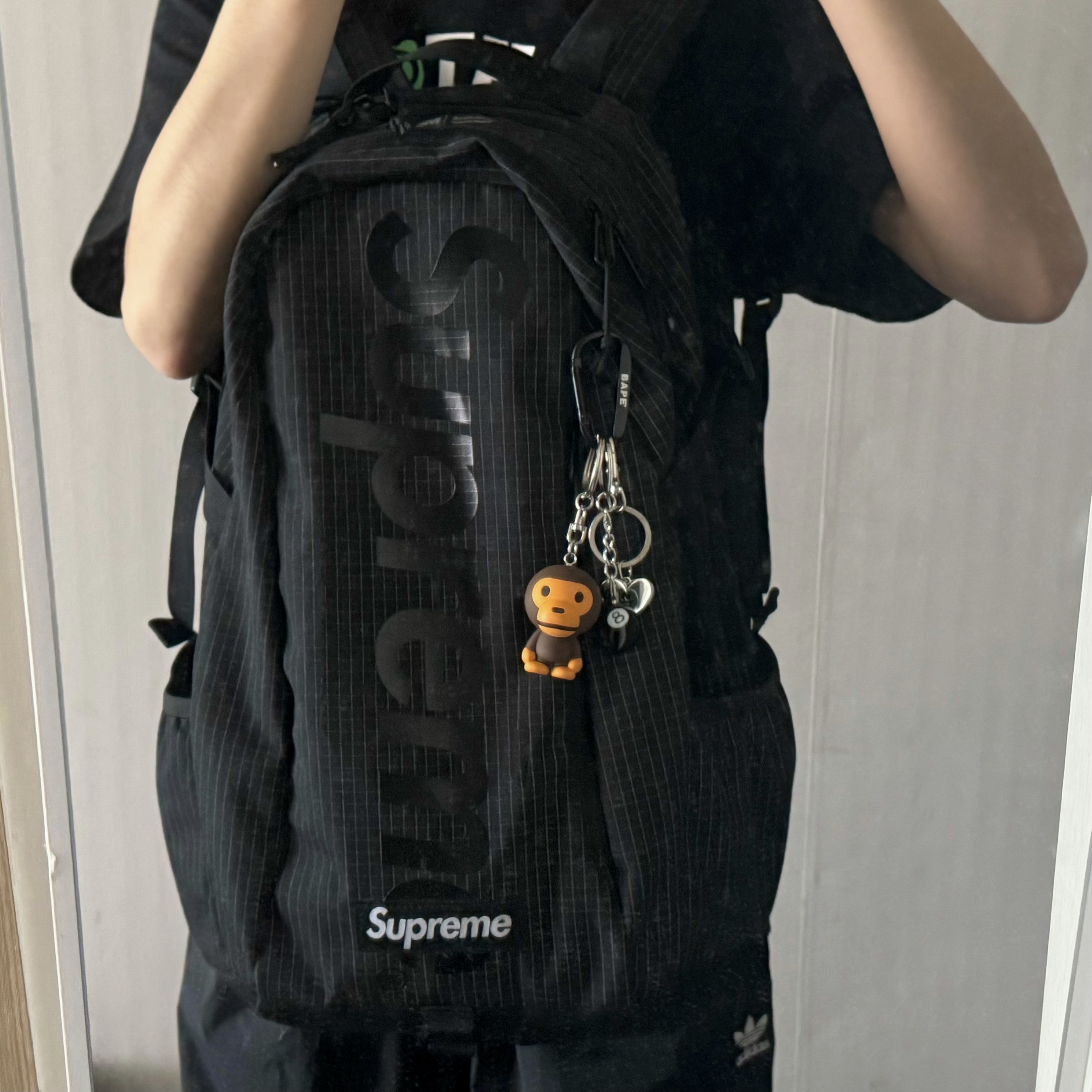 BAPE Baby Milo Keychain Brown, Stussy 8 Ball Keychain Black 착용 스타일 - 2
