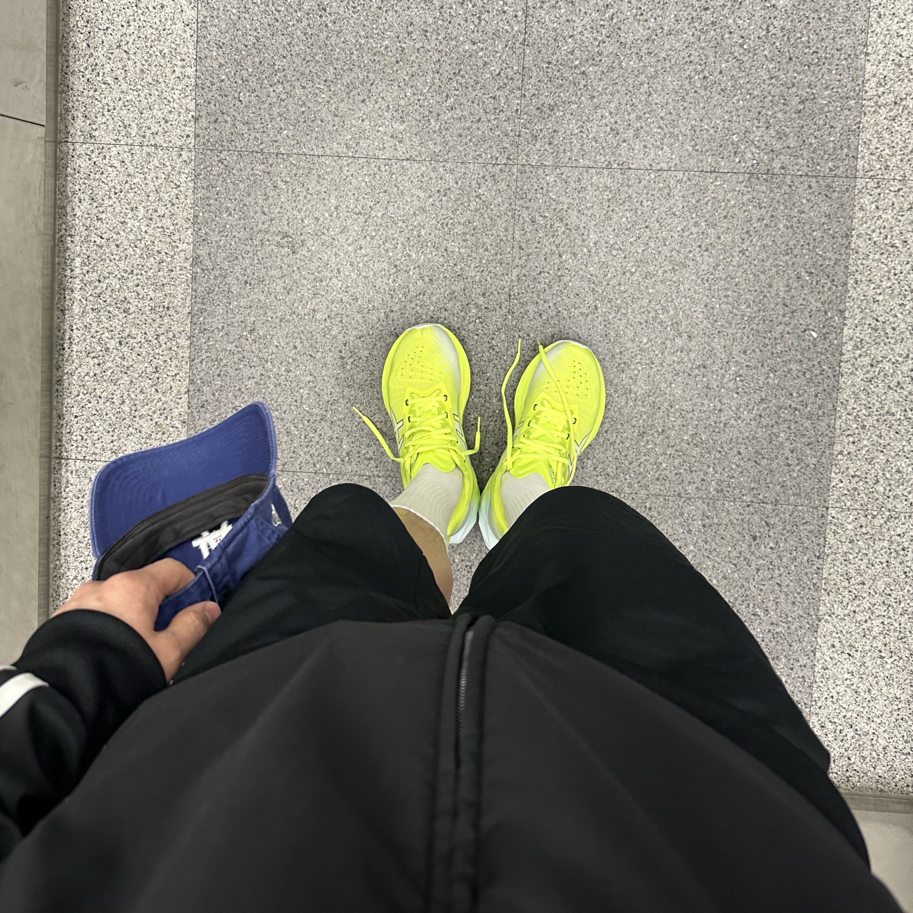 Asics Novablast 4 Safety Yellow Cool Grey 착용 스타일 - 2