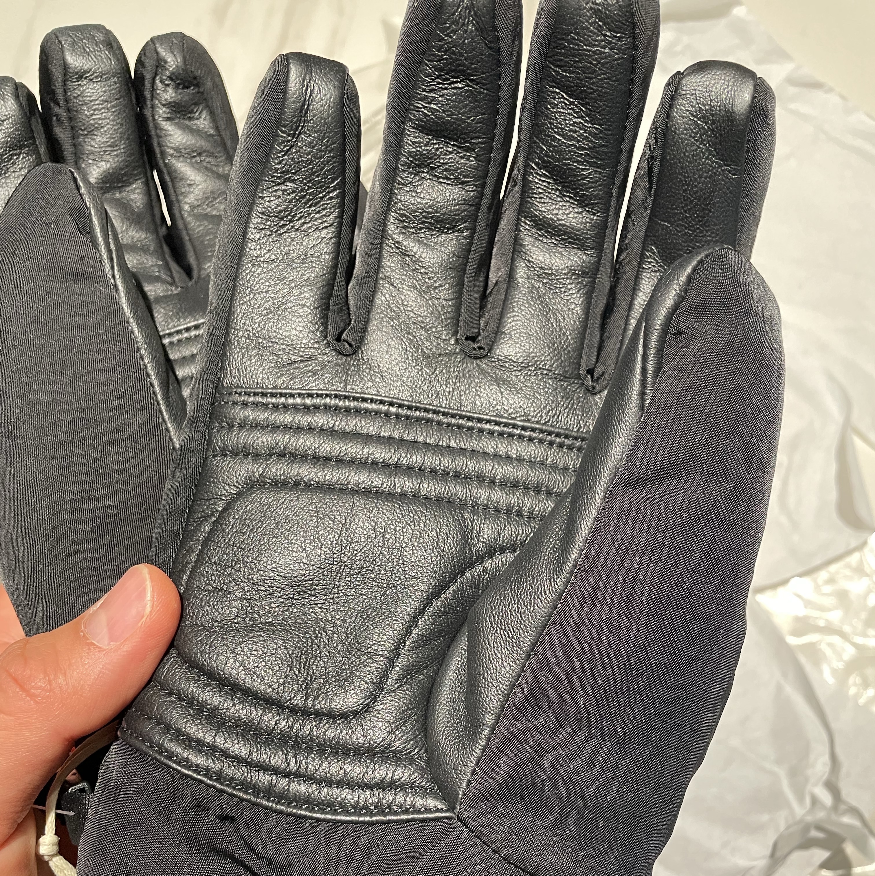 Adidas x C.P. Company Spezial Gloves Black 착용 스타일 - 3