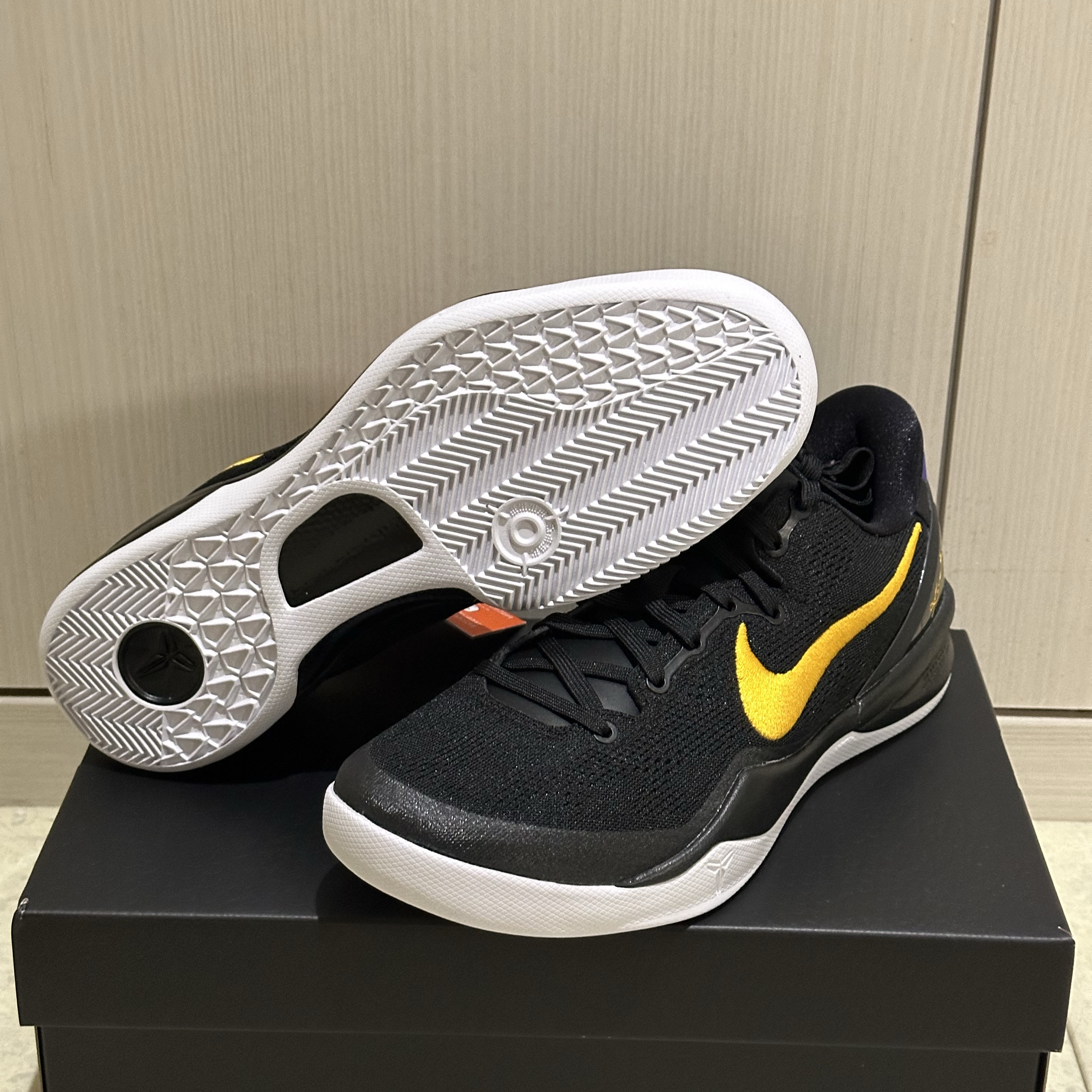 Nike Kobe 8 Protro Black and University Gold 착용 스타일 - 2