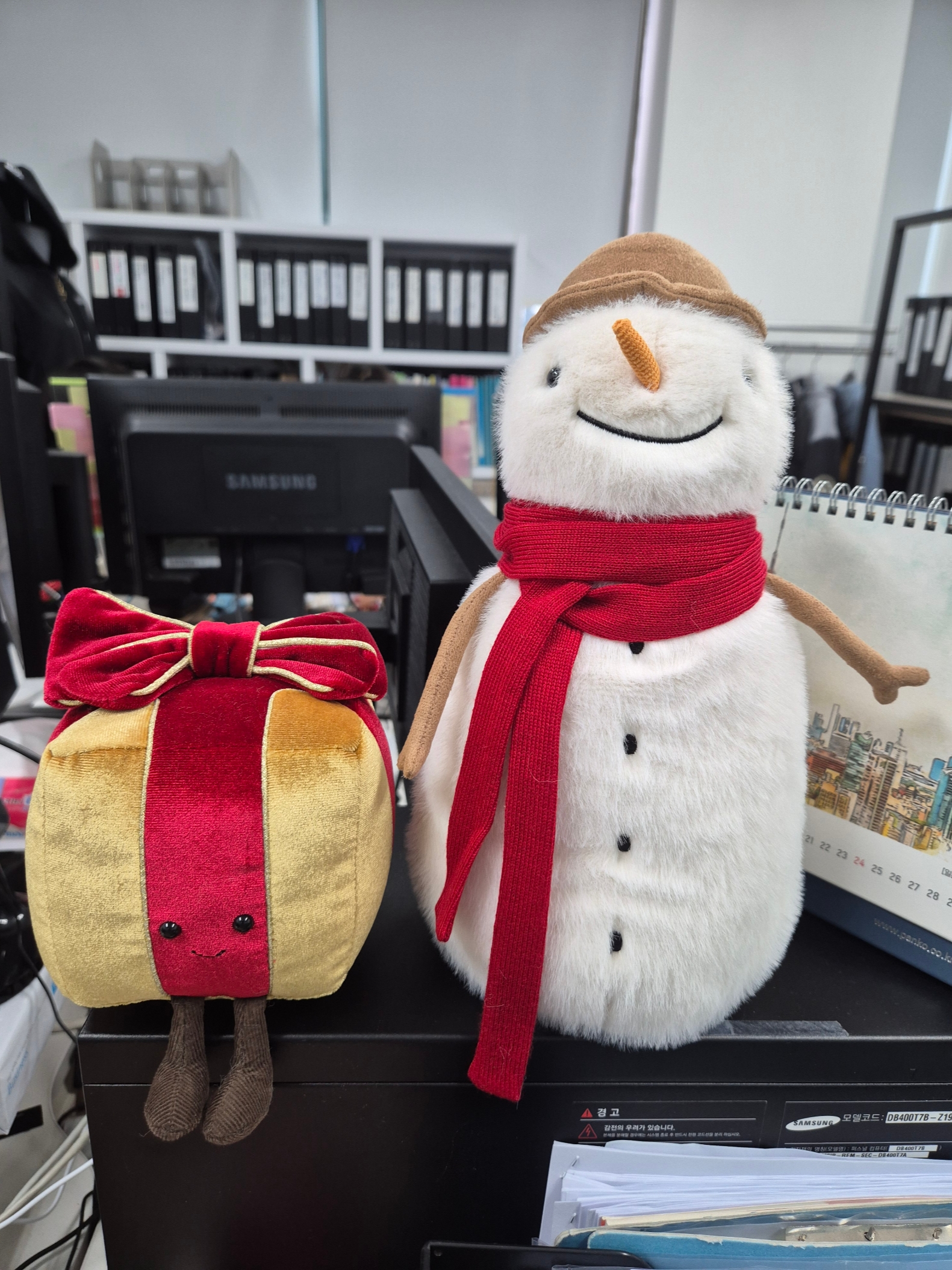 Jellycat Jesse Snowman White, Jellycat Amuseables Present Golden Cranberry 착용 스타일