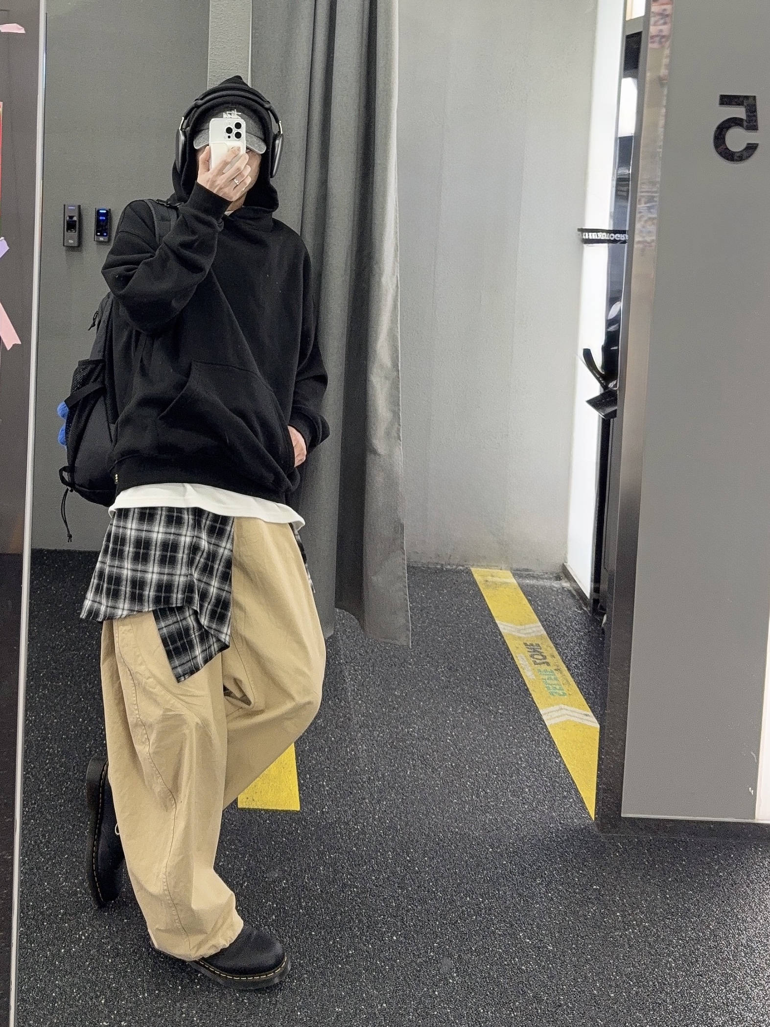 Dr. Martens 1461 Ambassador Black, IAB Studio Hoodie Black 착용 스타일 - 2