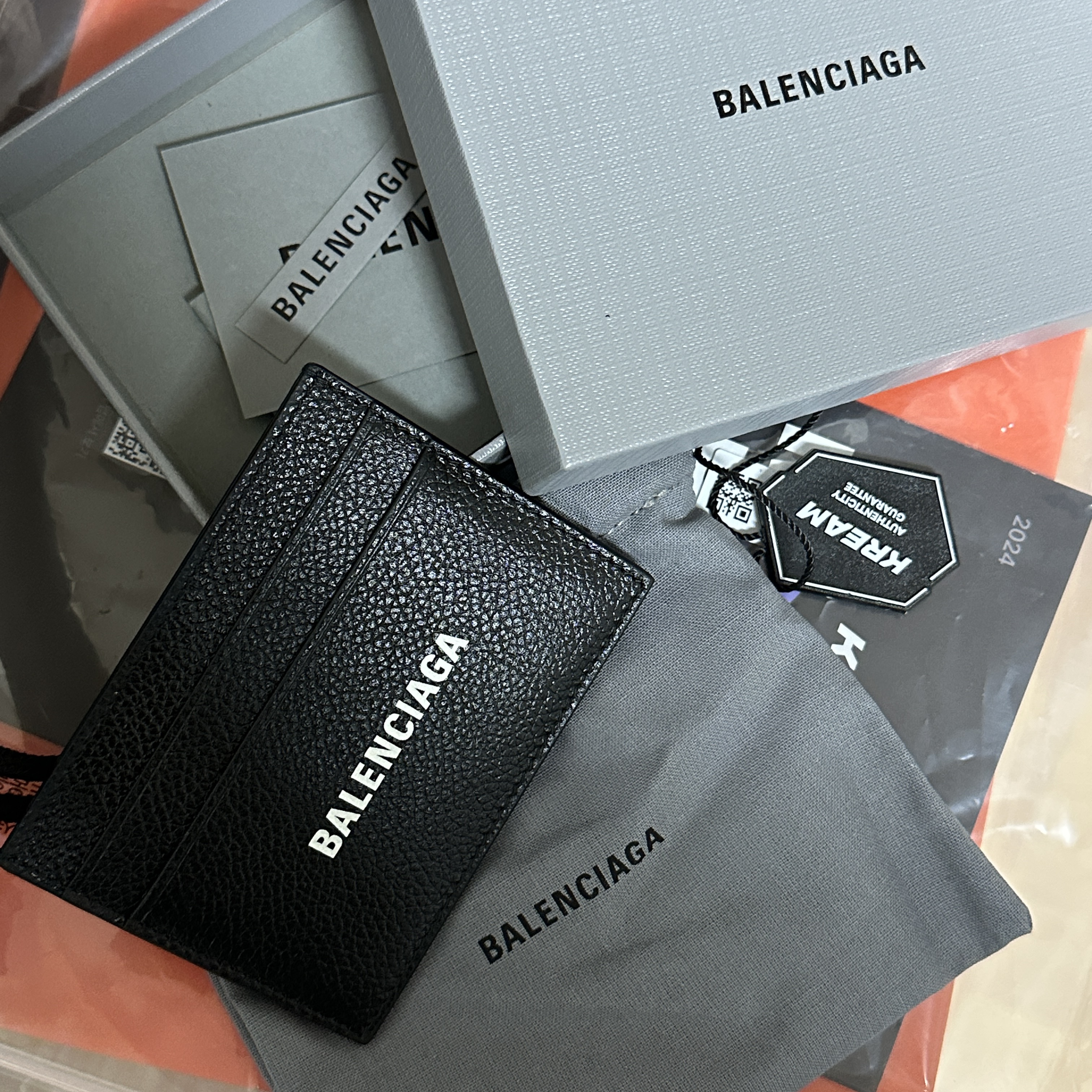 Balenciaga Cash Card Holder Black 착용 스타일
