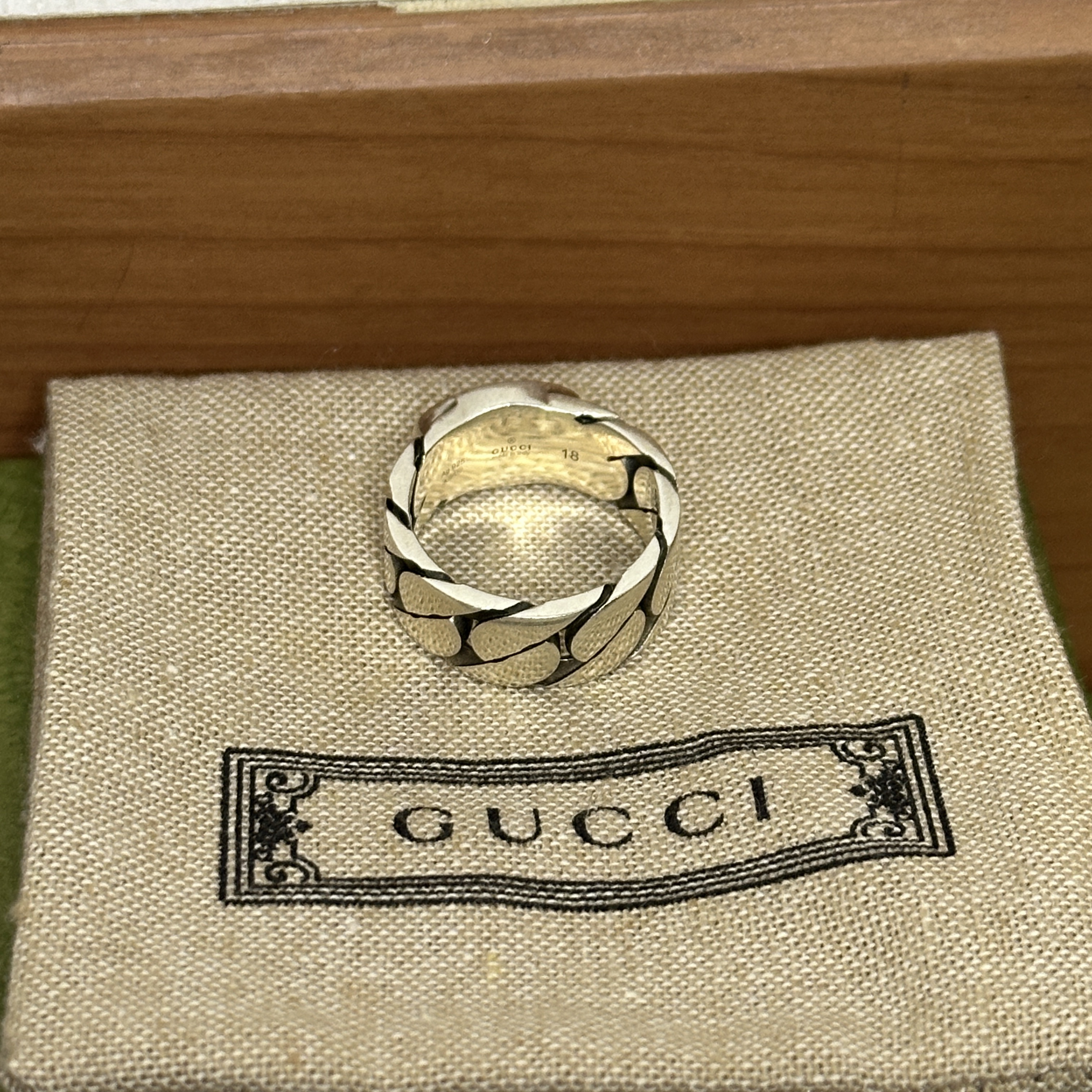 Gucci Interlocking G Enamel Ring Silver Green Enamel 착용 스타일 - 4
