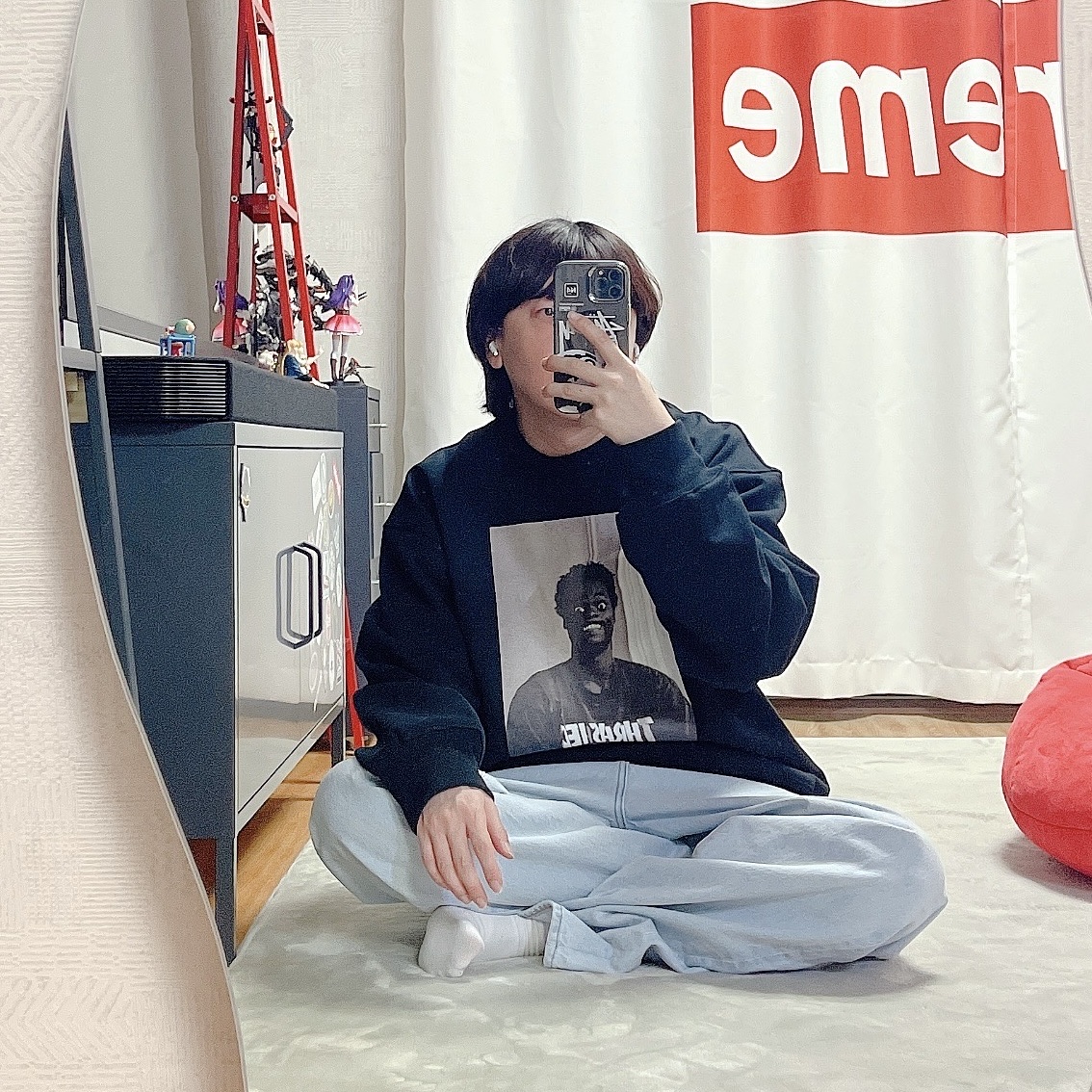 Supreme x Thrasher Crewneck Black - 24FW, Supreme Baggy Jean Washed Indigo - 24SS 착용 스타일 - 1