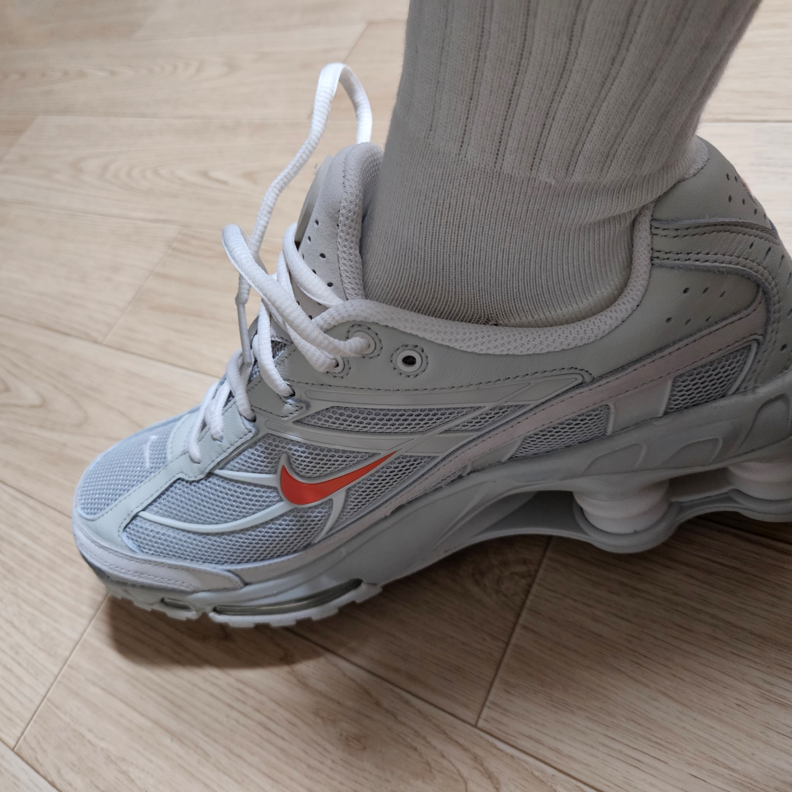Nike Shox Ride 2 Light Bone and Turf Orange 착용 스타일 - 3