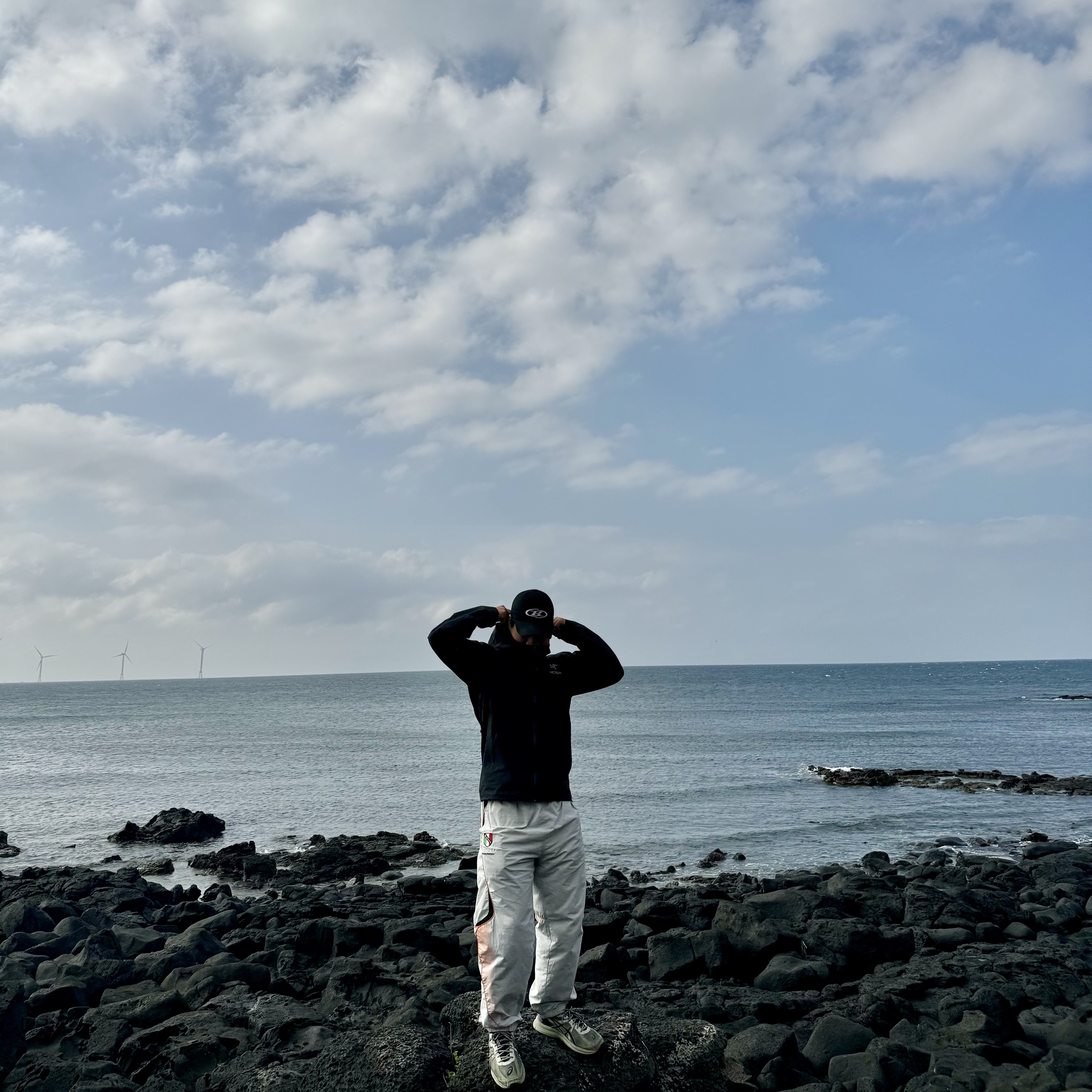 Arc'teryx Beta LT Jacket Black, Supreme x Umbro Track Pants Grey - 22SS 착용 스타일 - 2