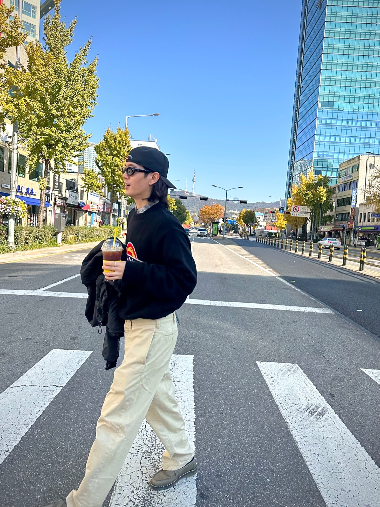 Supreme Gold Cross S Logo New Era Black - 24SS, Supreme Chino Pants Khaki - 23FW 착용 스타일