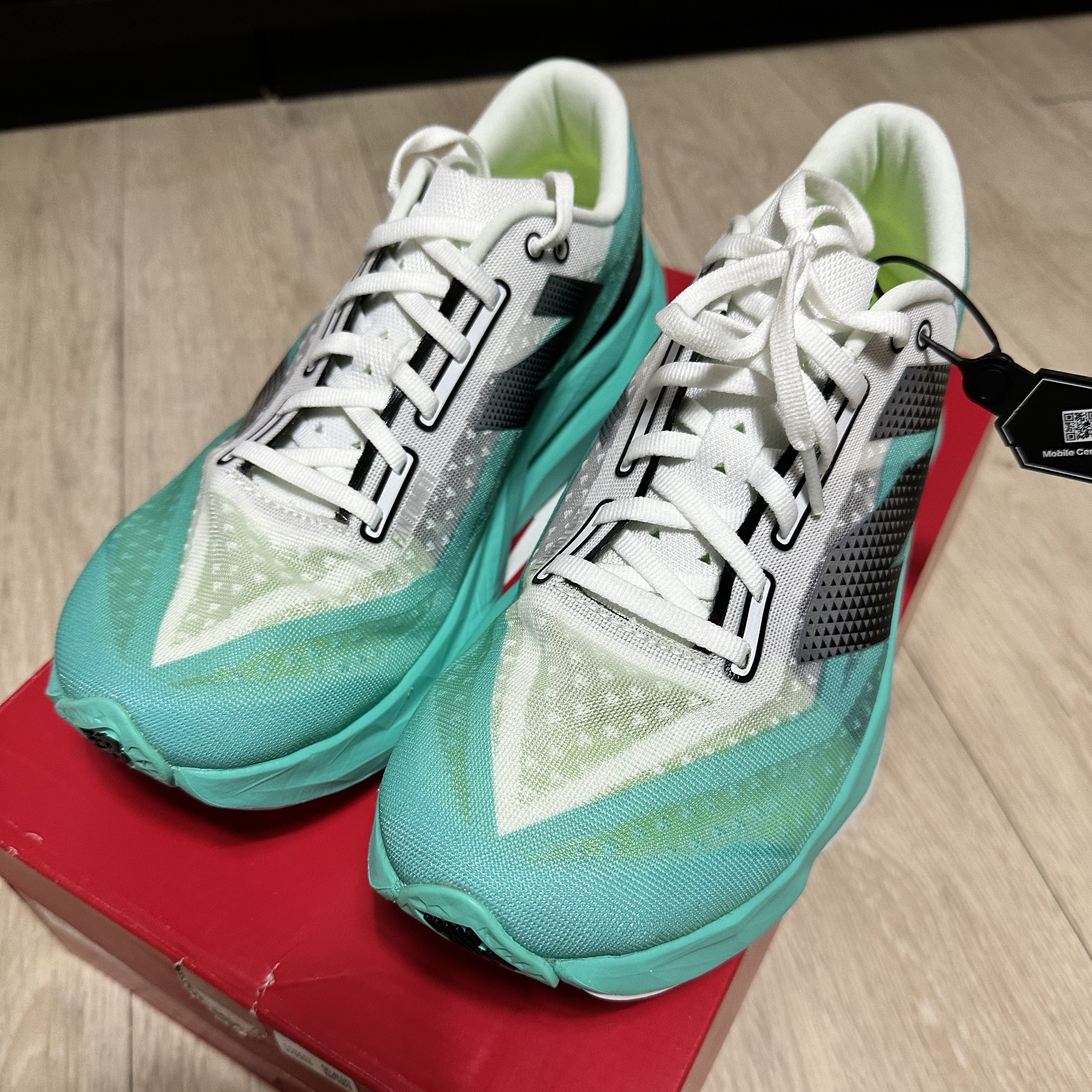 New Balance Fuelcell Rebel v4 Cyber Jade White - D Standard 착용 스타일 - 3