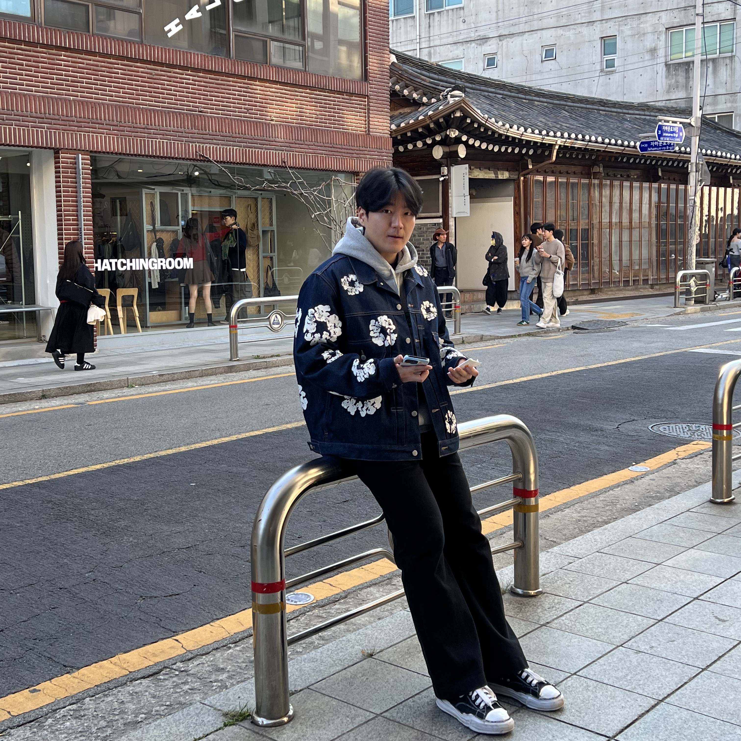 Maison Mihara Yasuhiro Peterson OG Sole Canvas Low Sneakers Black, STU 24 Spring Flared Cotton Pants Black 착용 스타일 - 1