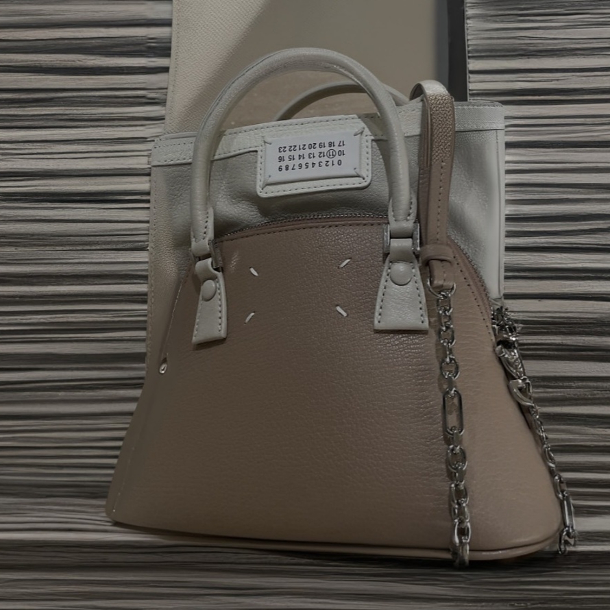 Maison Margiela 5AC Classique Micro Bag Biche Greige 착용 스타일