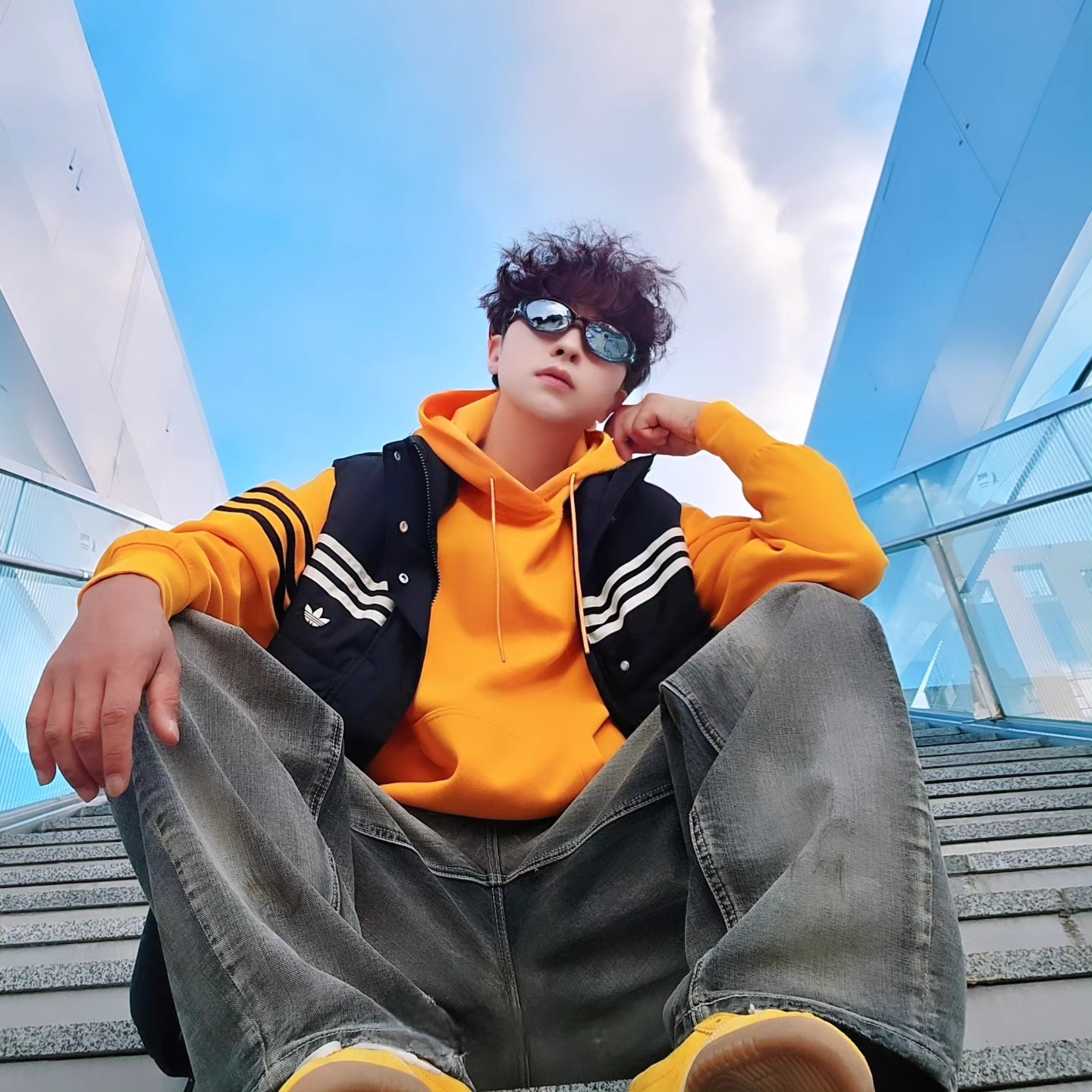 Adidas Originals 70s Padded Gilet Black - KR Sizing, Adidas Neuclassics Hoodie Black - US Sizing 착용 스타일 - 1