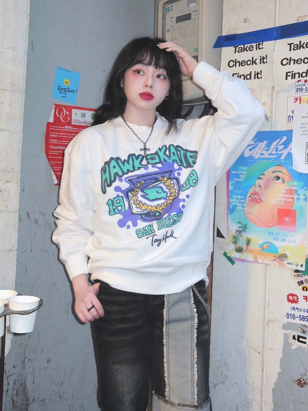 TONY HAWK Hawk College Graphic Crewneck Ivory 착용 스타일 - 2