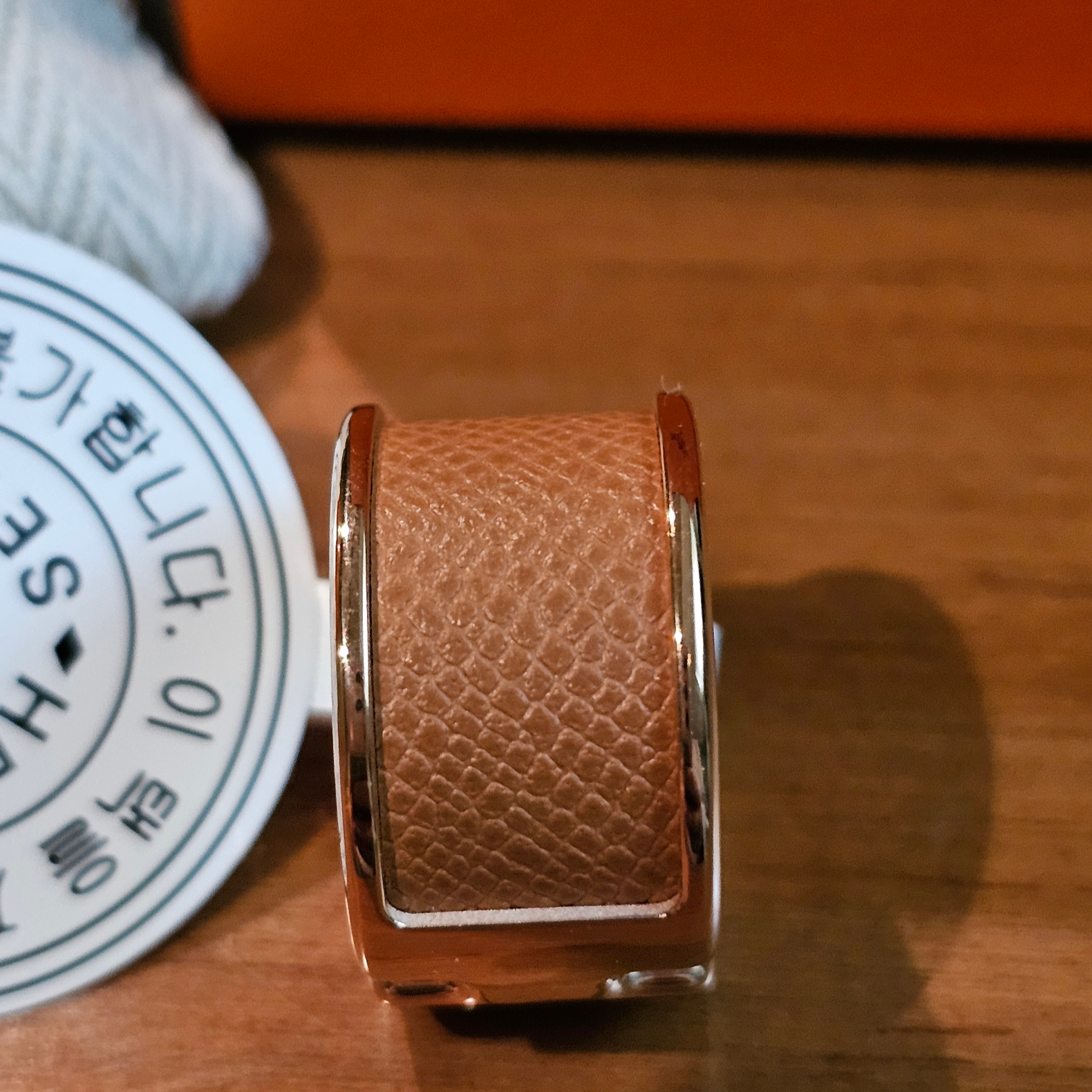 (W) Hermes Large Olympe Ring Calfskin Metal Rose Gold 착용 스타일 - 7