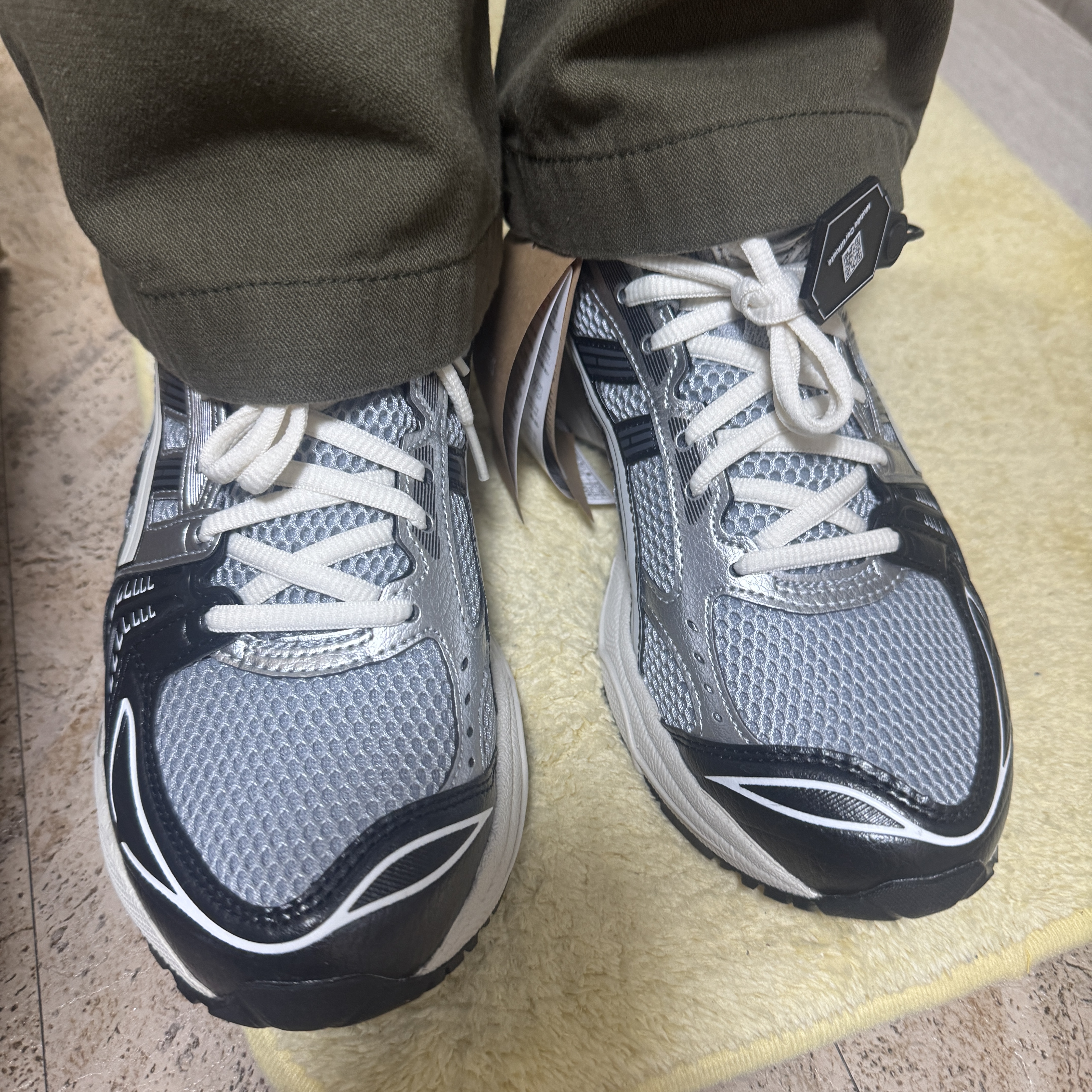 Asics Gel-Kayano 14 Black Glacier Grey 착용 스타일